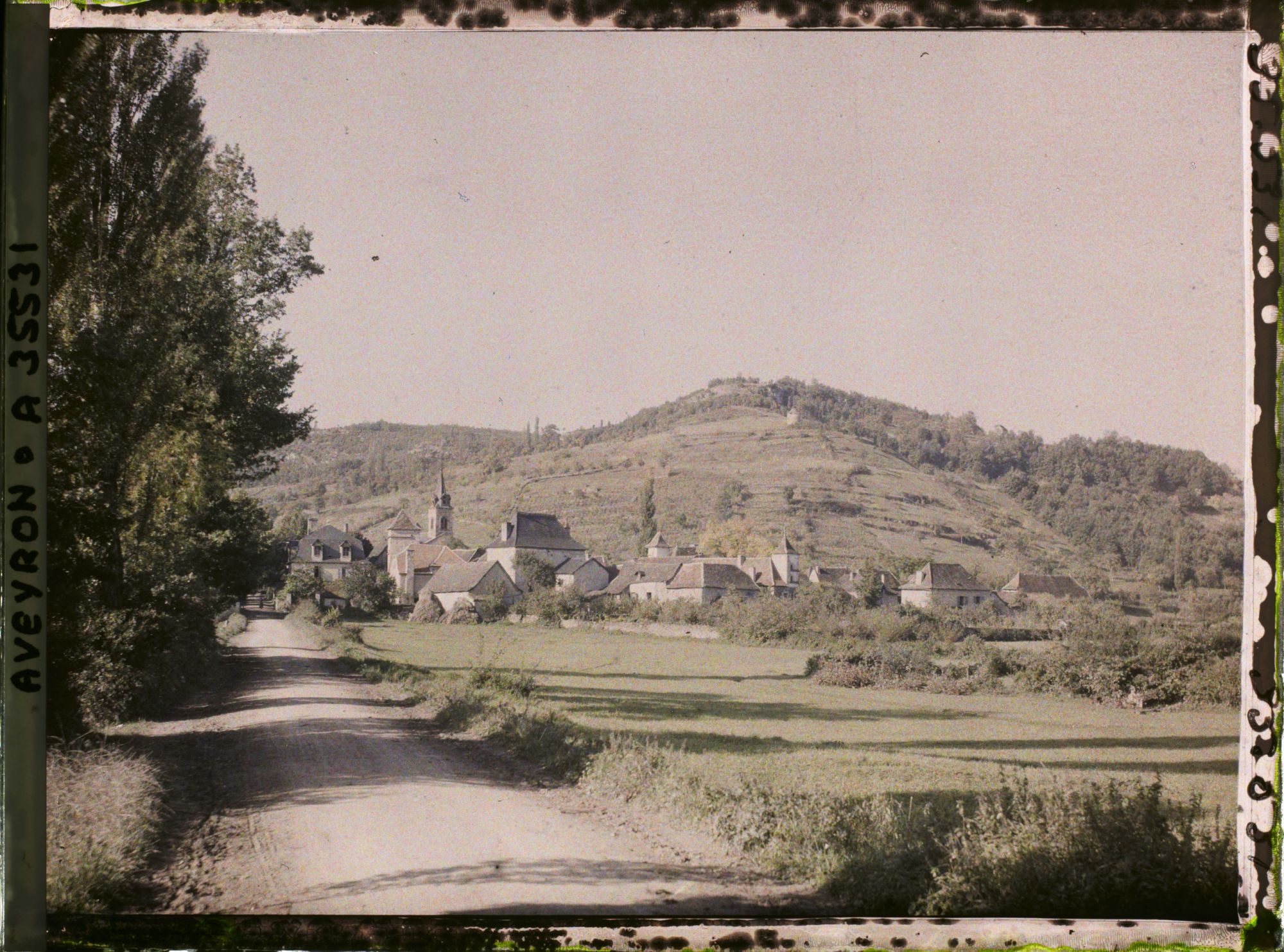 Image représentant Vue du village, la colline dite Mont Verdié au second plan