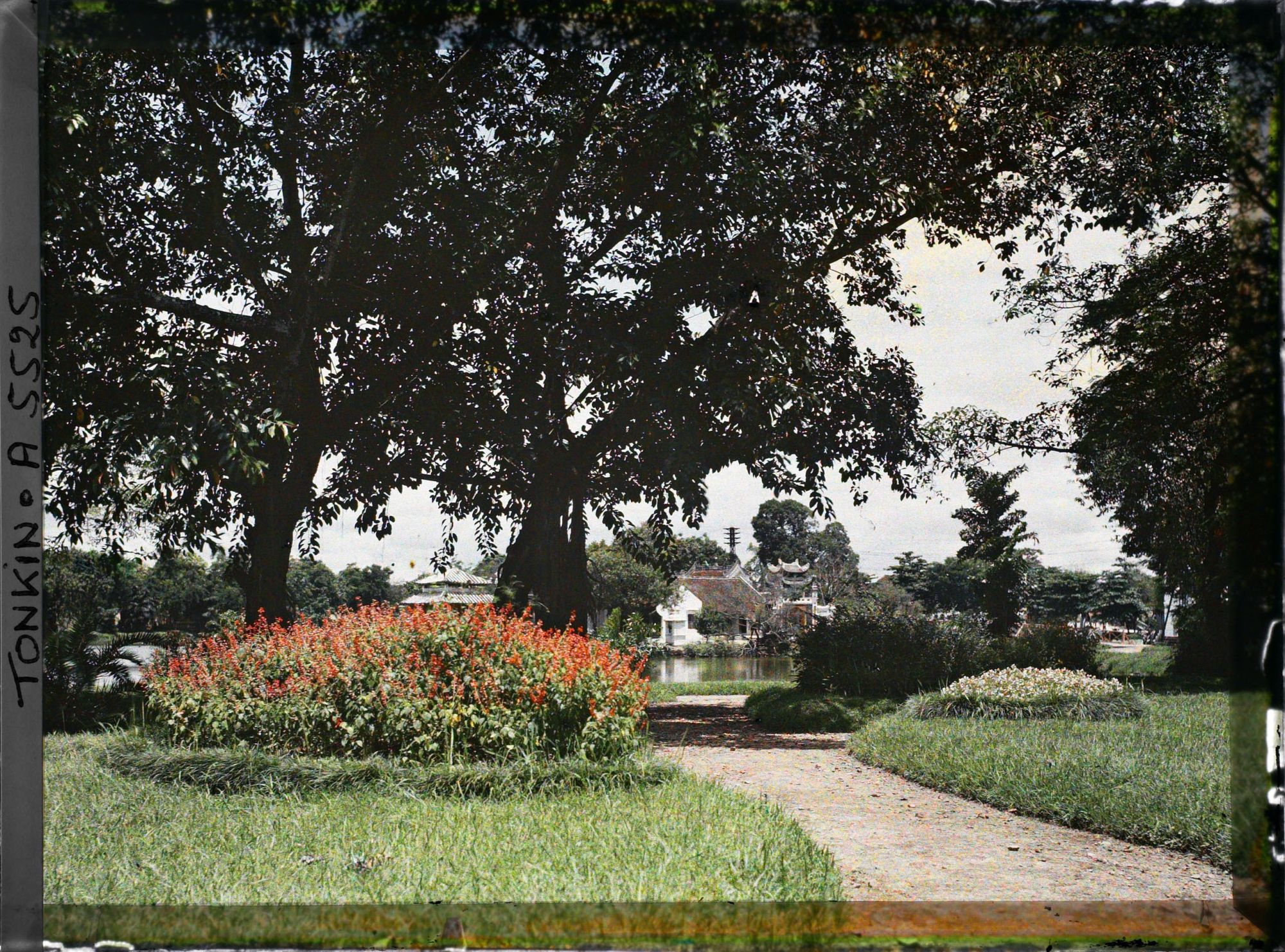 Image représentant Dans le quartier de la Concession, le temple de Ngoc-so'n vu de la rive du Petit Lac