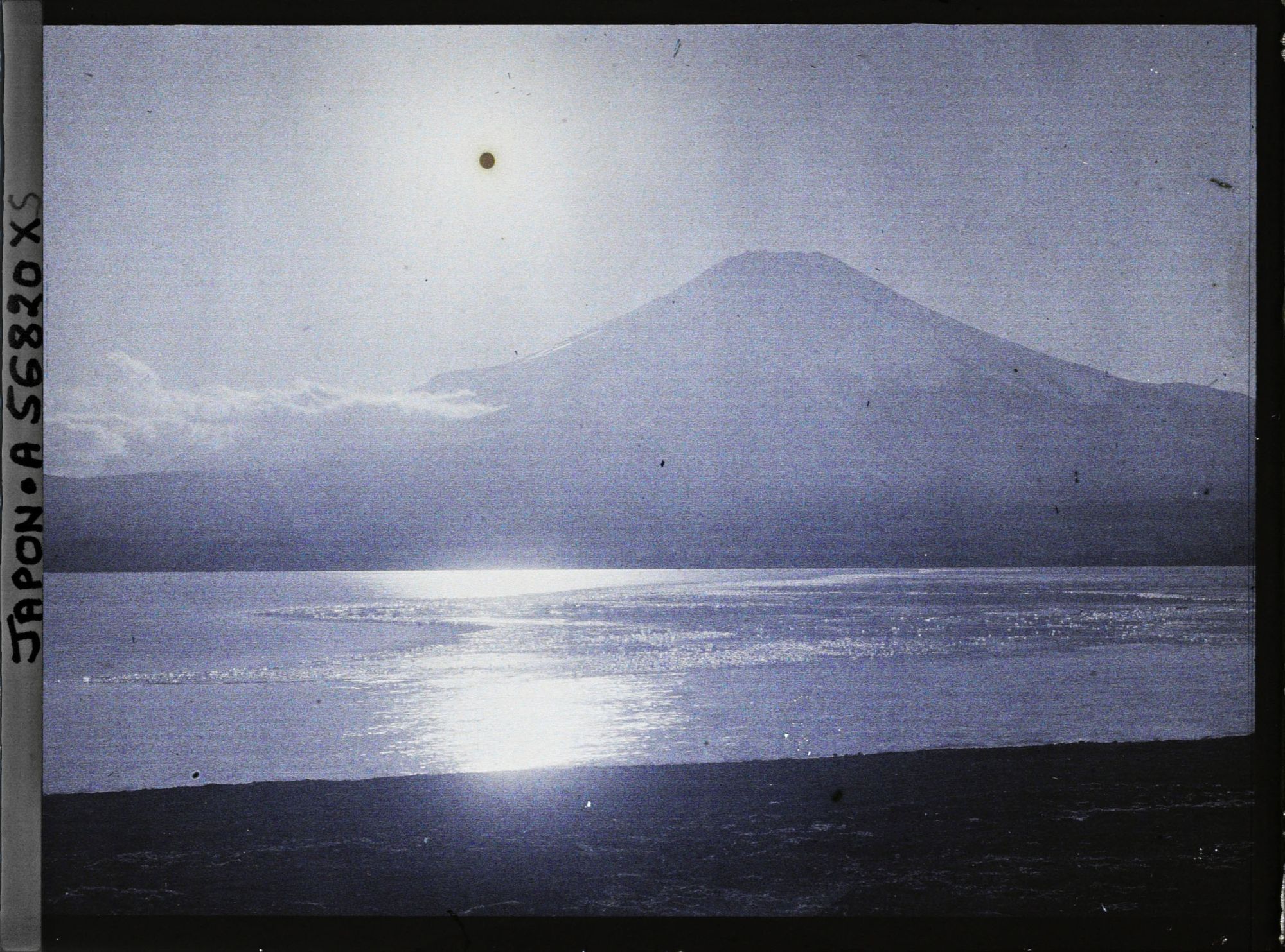 Image représentant Le lac Yamanaka (Yamanaka-ko) et le mont Fuji (Fuji-san)