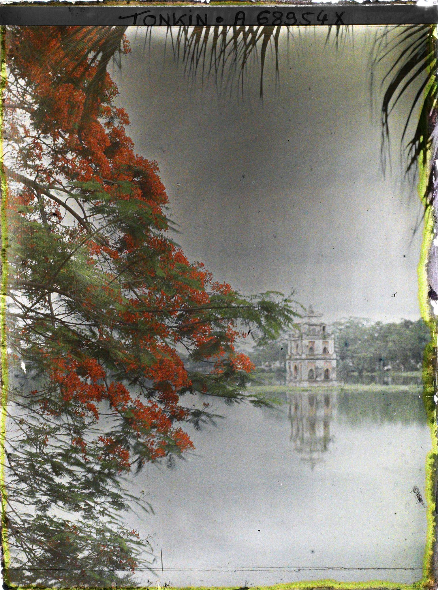 Image représentant Le Petit Lac ou Hoan-Kiem-Ho (" Lac de l'épée restituée "), avec son pagodon octogonal appelé " Stûpa de l'île de la Tortue " édifié en son centre