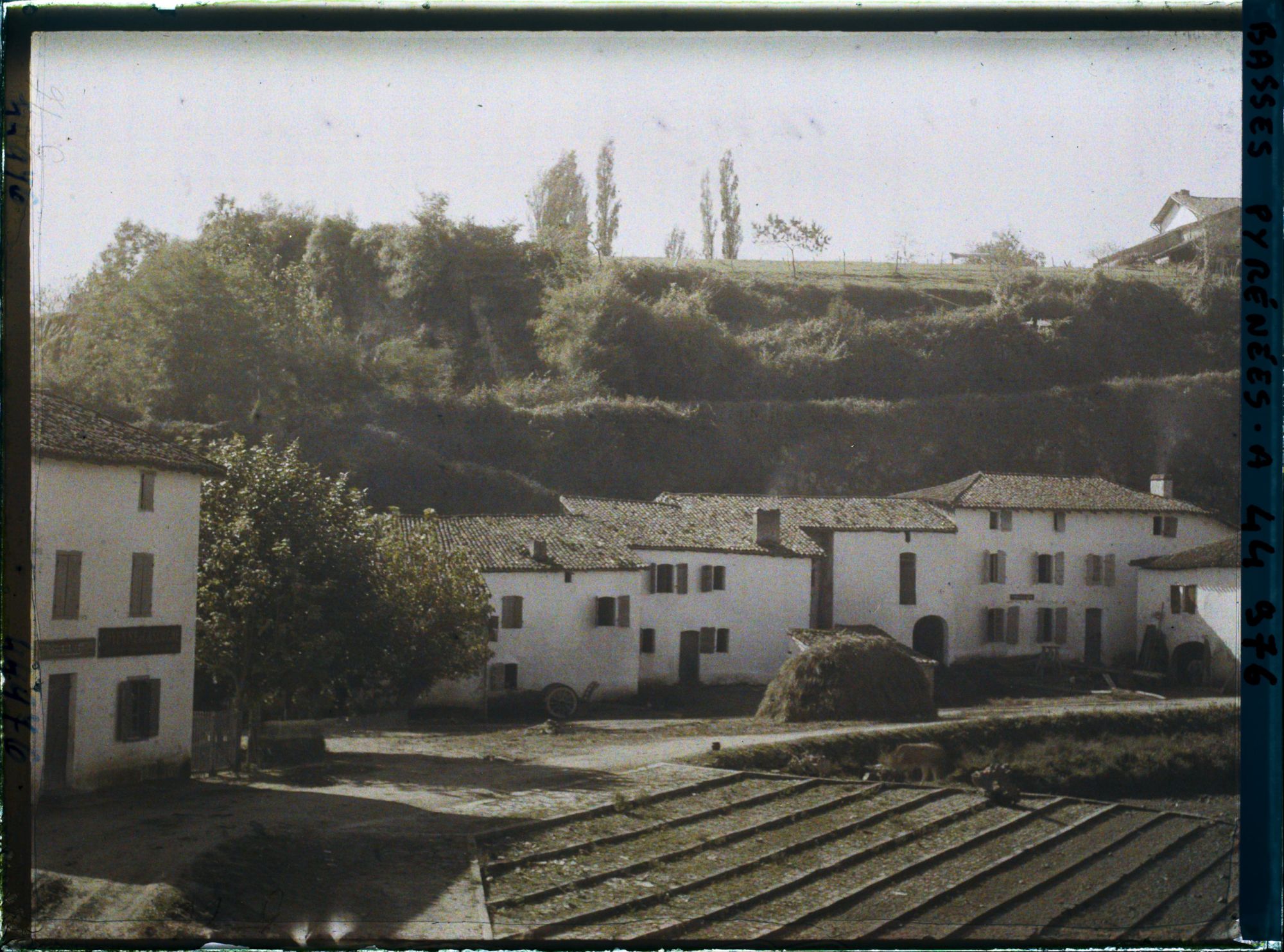 Image représentant France, Guiche, L'entrée du Village