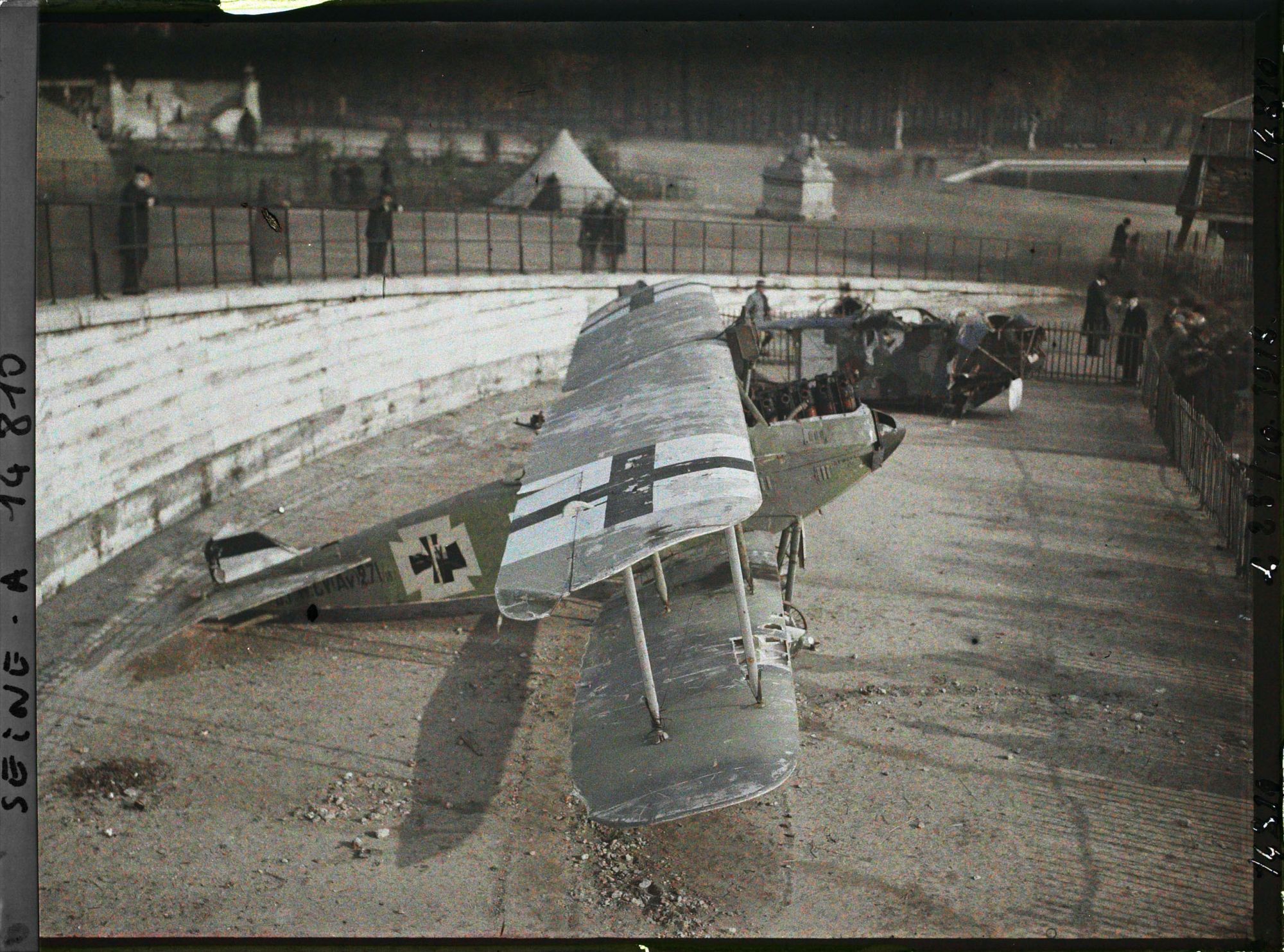 Image représentant Avions pris aux Allemands exposés au jardin des Tuileries
