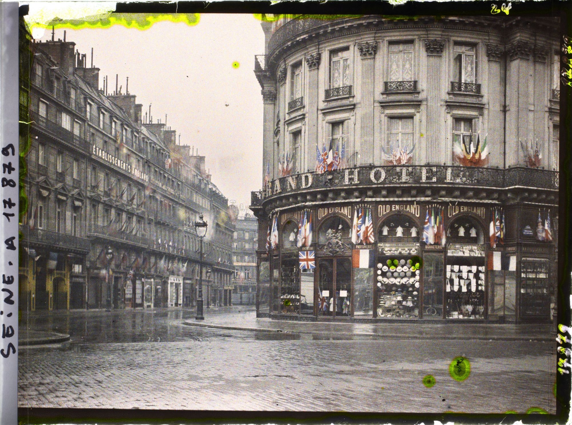 Image représentant Le magasin Old England pavoisé pour les fêtes de la Victoire à l'angle de la rue Scribe et du boulevard des Capucines