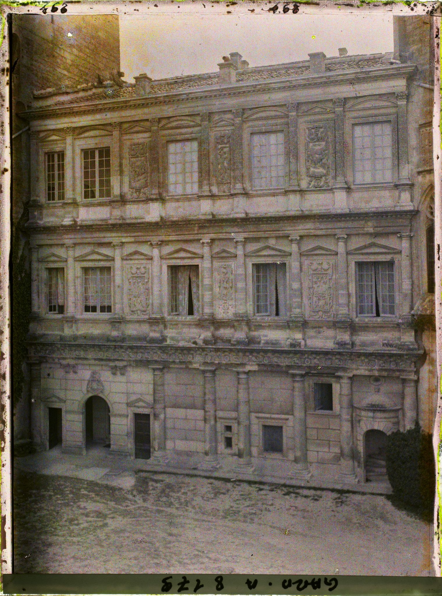 Image représentant La façade interieure du château ducal dit le Duché