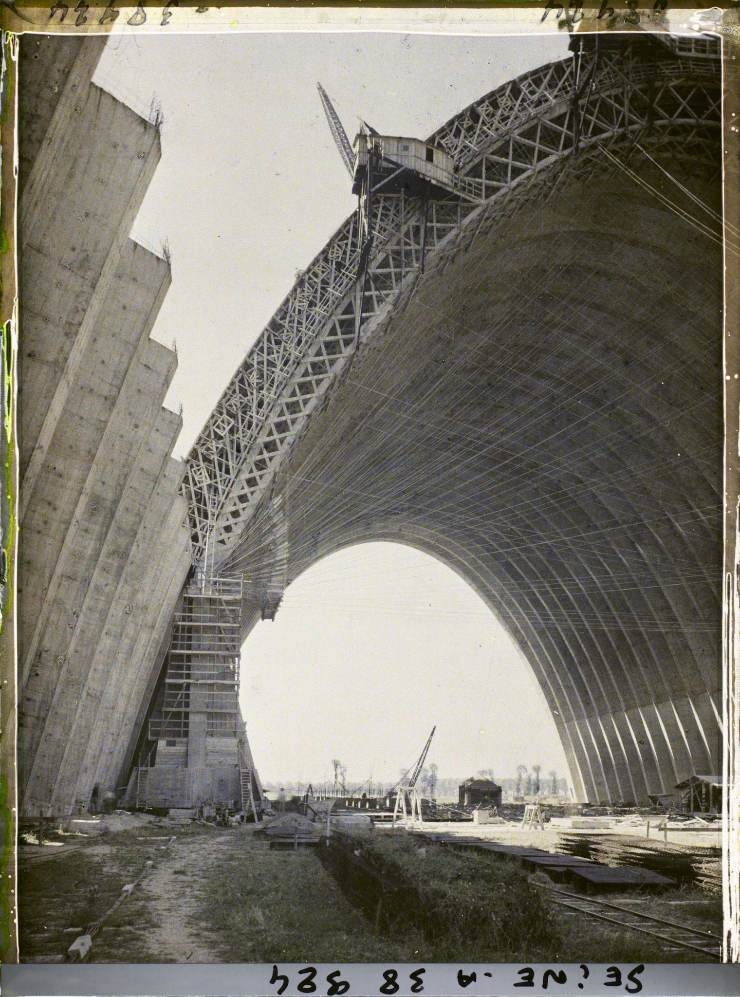 Image représentant Construction de hangars à l'aérodrome