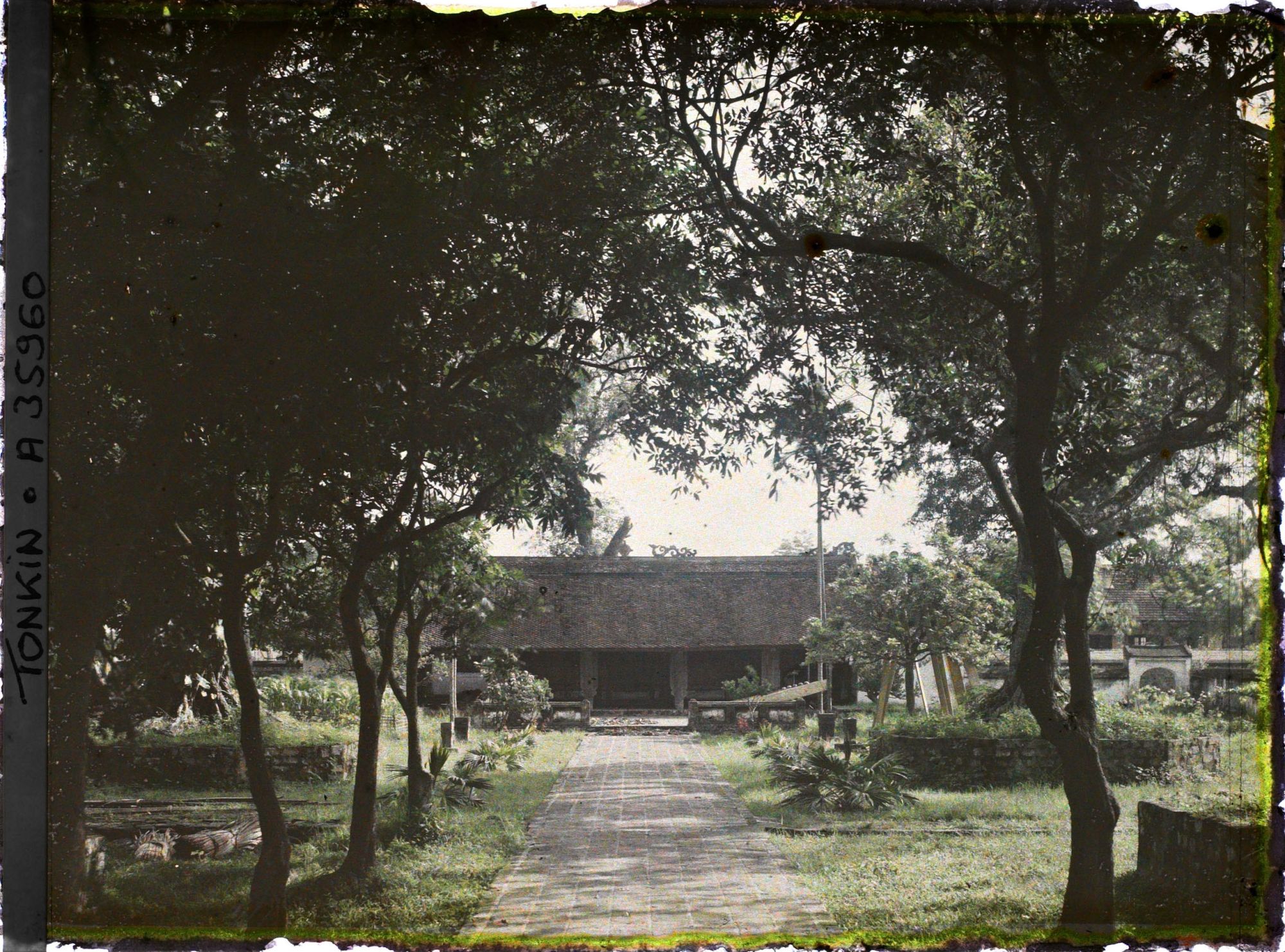 Image représentant Un bâtiment au nord de la quatrième cour de Van-mieu, temple confucéen de la " Culture littéraire ", dans le quartier de la Citadelle (route de Sinh-tu)