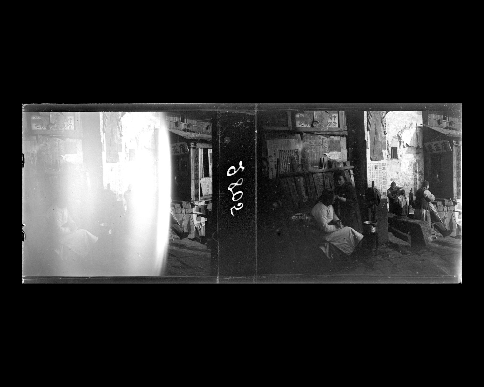Image représentant Trois barbiers, près de l'embarcadère de Baojiaxiang ("ruelle de la Famille Bao") sur la rive de la Hanshui ("rivière Han") dans la ville chinoise