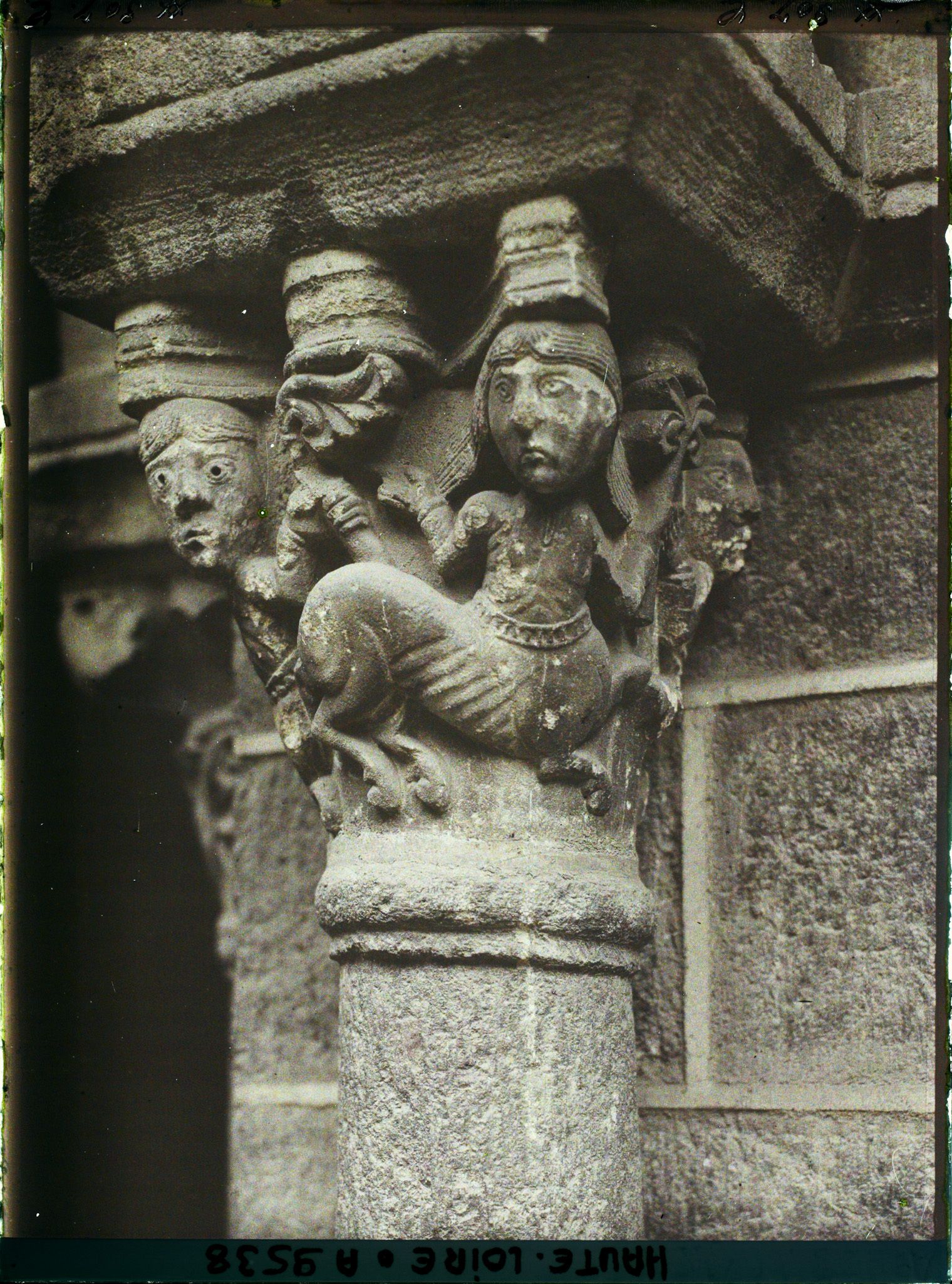 Image représentant Détail d'un chapiteau du cloître de Notre-Dame-de-l'Annonciation