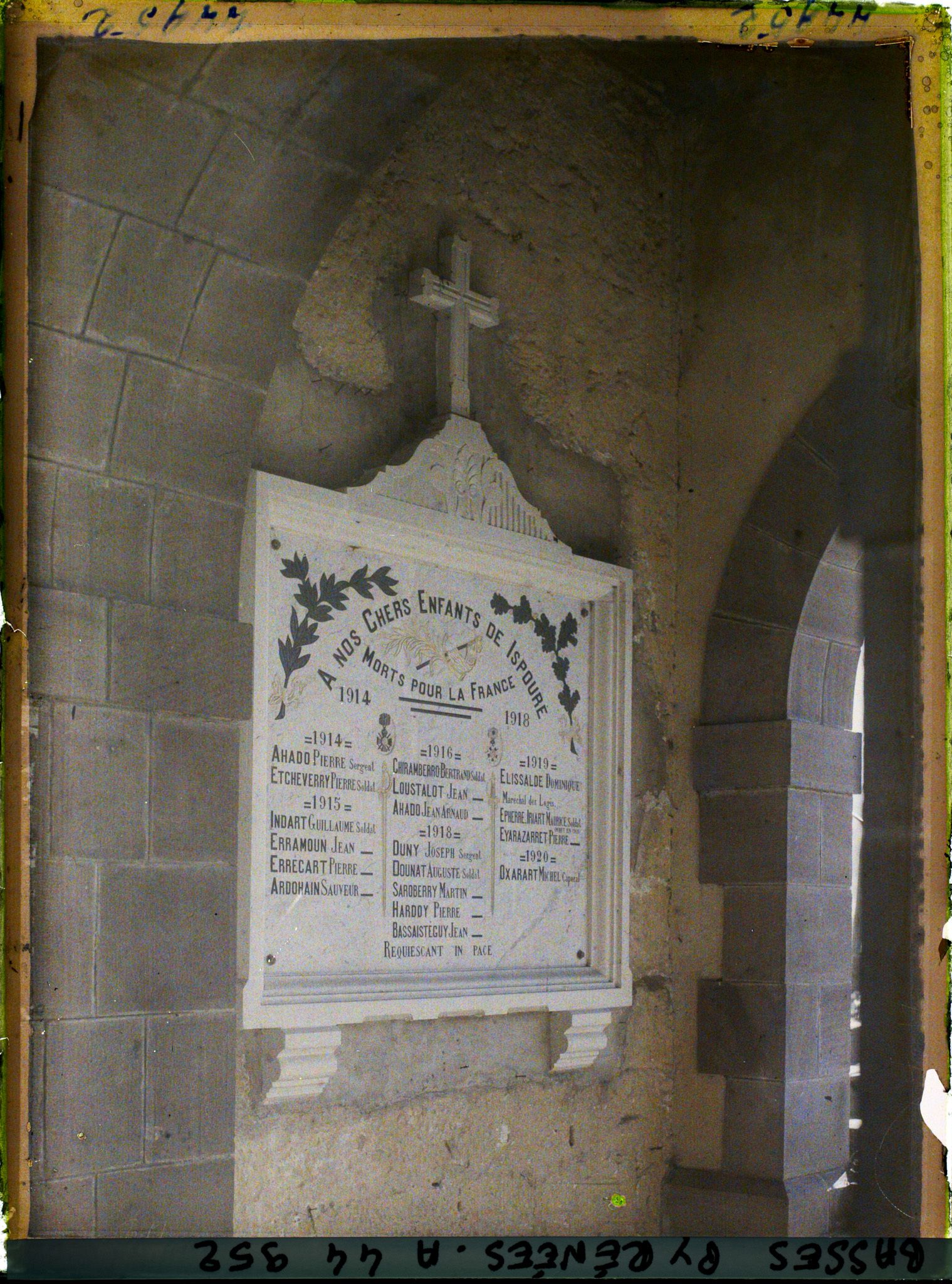Image représentant France, Ispoure, Plaque Commémorative des morts de la guerre sous le porche de l'Eglise d'Ispoure
