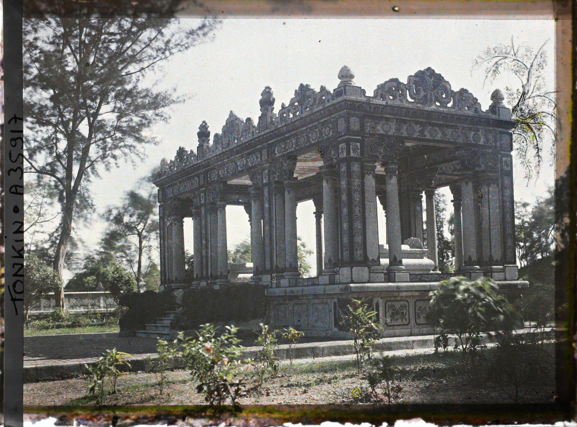Image représentant Le monument funéraire d'un grand mandarin