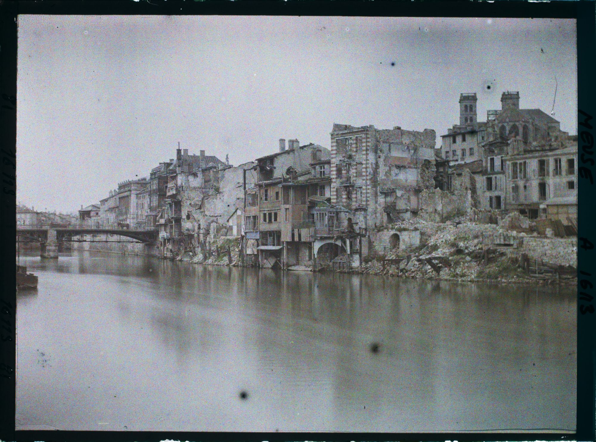 Image représentant France, Verdun, Les bords de la Meuse et la Cathédrale