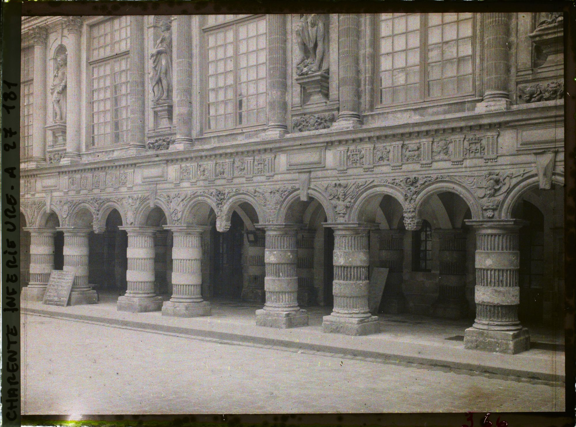 Image représentant Les arches de la cour d'Honneur de l'Hôtel de Ville