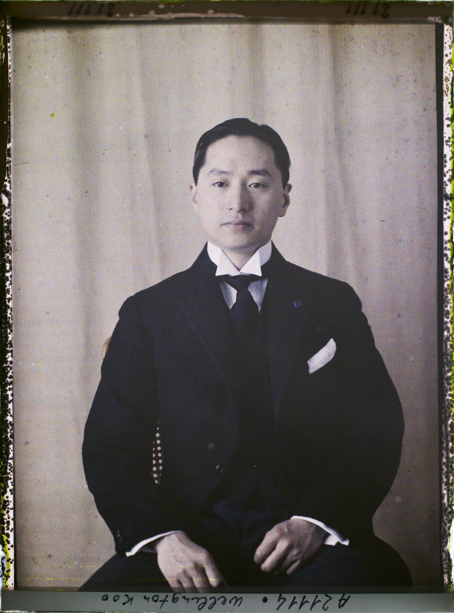 Image représentant Le Docteur  https://musee-albert-kahn.s-museum.fr/home/NWQ2OTAwYzNmYjZlZTk1ZWQwODJmMjY4L2dlbmVyaWMtbm90aWNlLXRhYi9hdXRob3JpdHkvNjE3YTc5ZjVjZjhiODk2OGIzMzM3ZDIx/5d6900c3fb6ee95ed082f268/generic-notice-tab/authority/617a79eacf8b8968b3336570 Wellington Koo