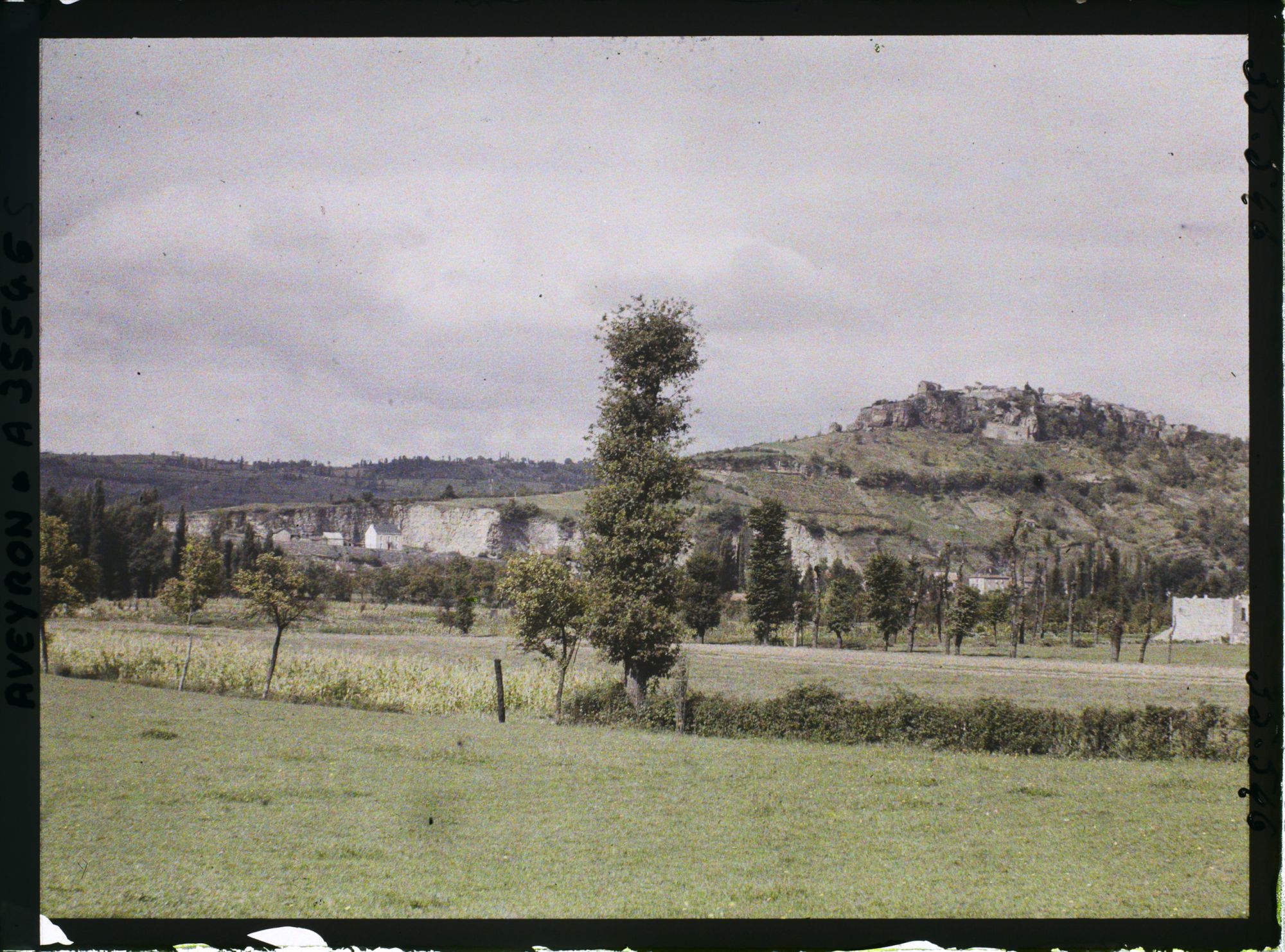 Image représentant Le village de Capdenac, vue prise de la route de Saint-Julien-d'Empare