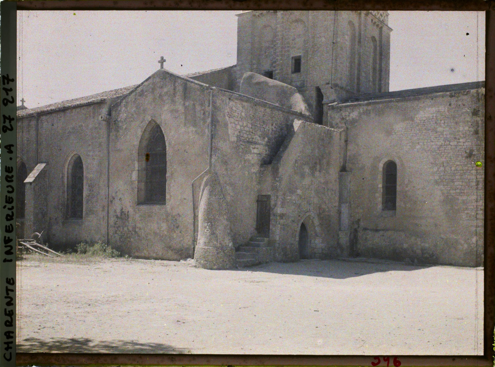 Image représentant L'église Saint-Etienne, vue depuis la rue du Prieuré