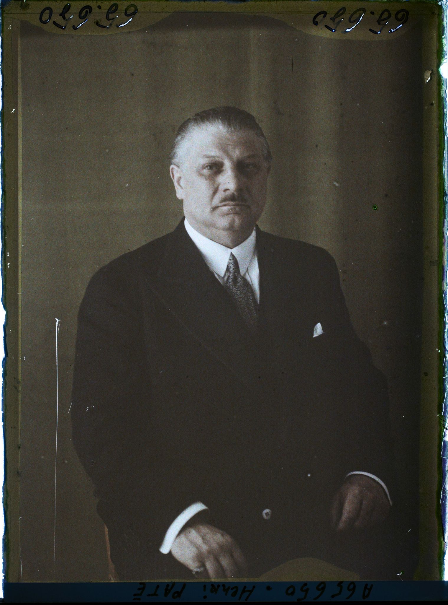 Image représentant Monsieur  https://musee-albert-kahn.s-museum.fr/home/NWQ2OTAwYzNmYjZlZTk1ZWQwODJmMjY4L2dlbmVyaWMtbm90aWNlLXRhYi9hdXRob3JpdHkvNjE3YTc5ZjVjZjhiODk2OGIzMzM3ZDIx/5d6900c3fb6ee95ed082f268/generic-notice-tab/authority/617a79ebcf8b8968b33374f3 Henri Paté