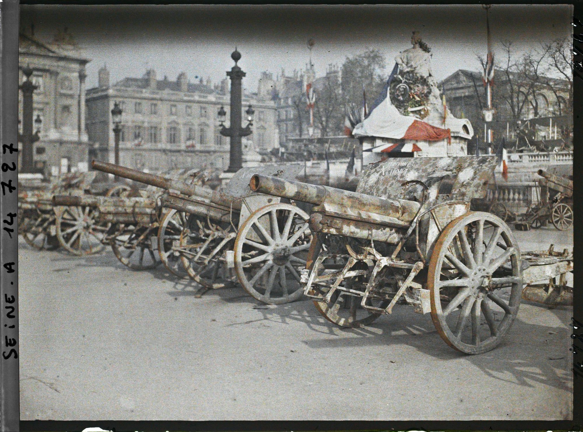 Image représentant Canons pris aux Allemands exposés devant la statue de Strasbourg, place de la Concorde