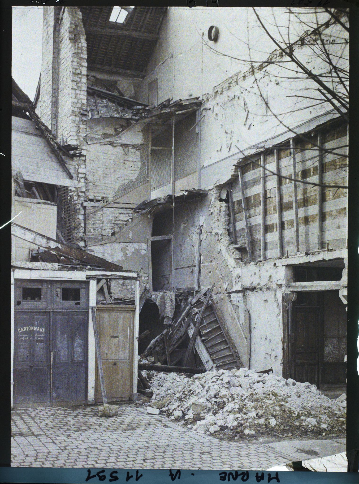 Image représentant Escalier en ruine, place Drouet d'Erlon