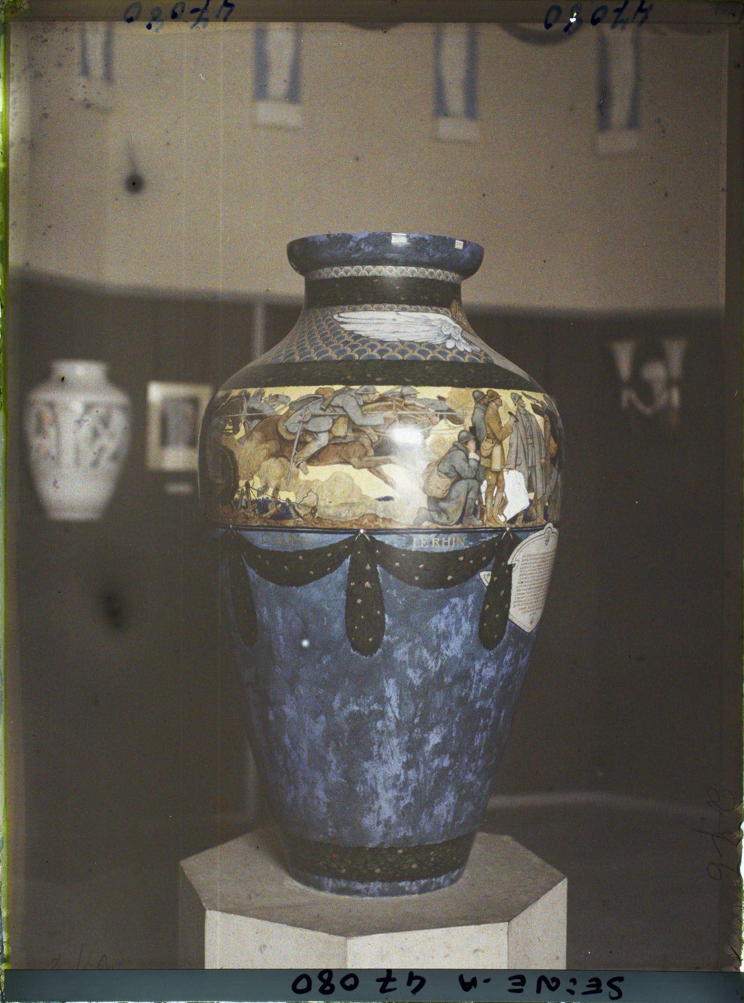 Image représentant L'Exposition des arts décoratifs, Manufacture Nationale de Sèvres, Le Dernier Communiqué ou Vase de la Guerre, composé par G. Leroux, exécuté par Bocquet, 1,30 m
