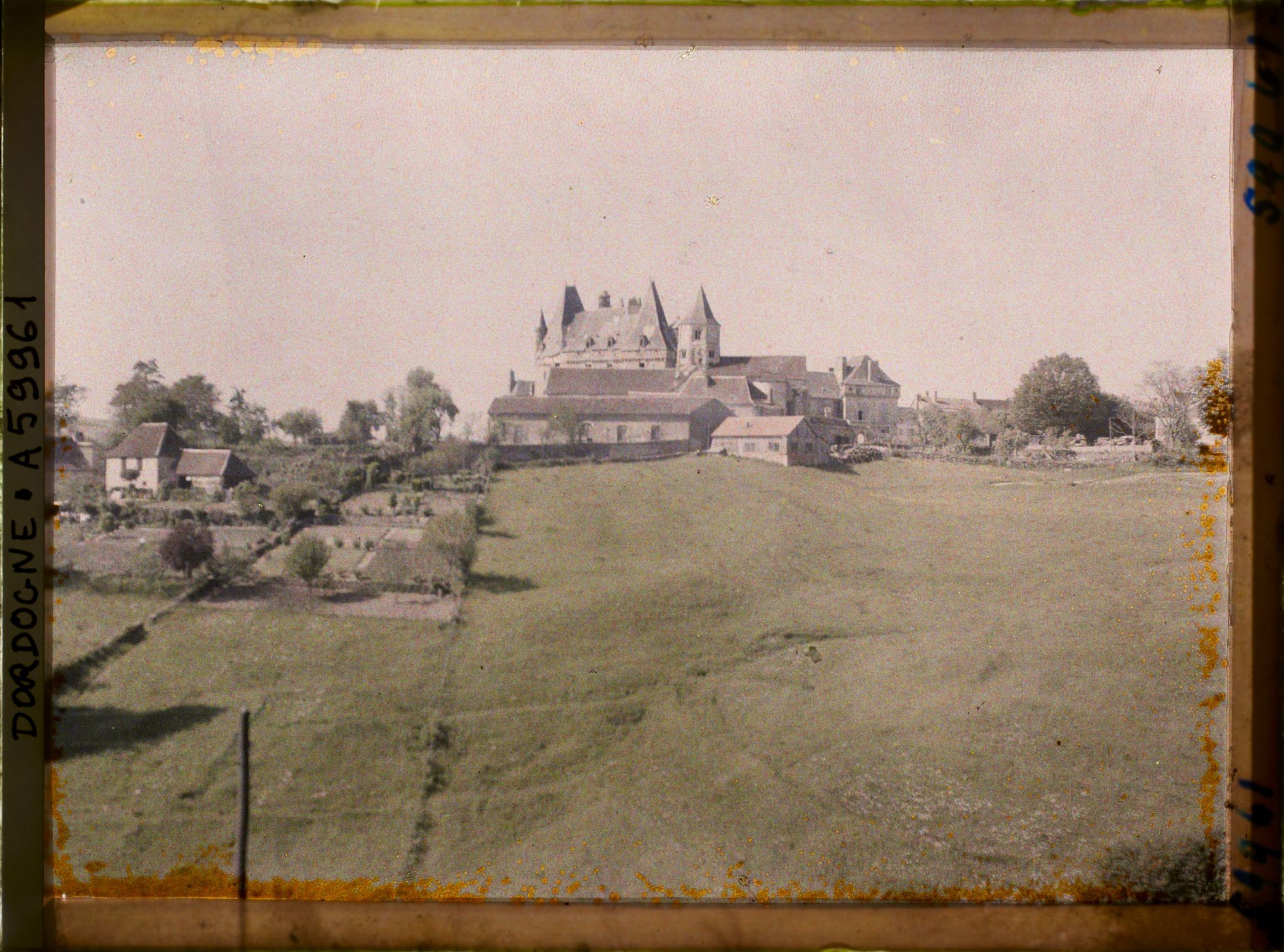Image représentant France, Jumilhac, Vue du Village et du Château par le Sud
