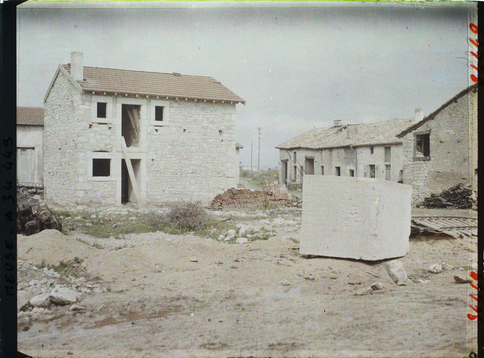 Image représentant France, Les Paroches, Un coin du Village