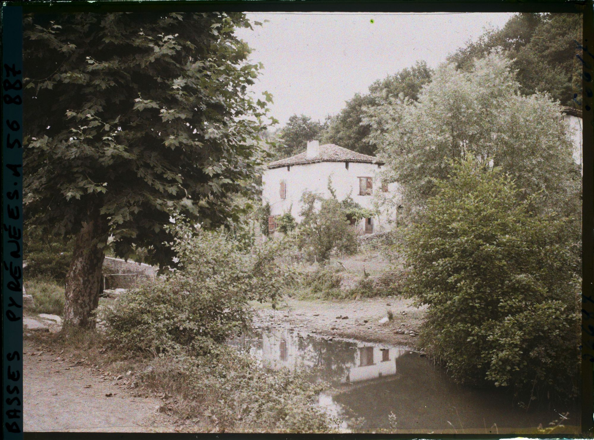 Image représentant France, Bas Cambo, Dans le Village : Vieilles fermes