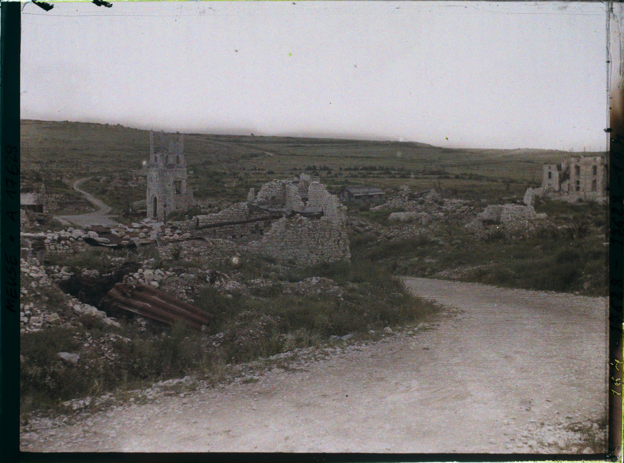 Image représentant France, Montfaucon, Vue Générale, vue de près