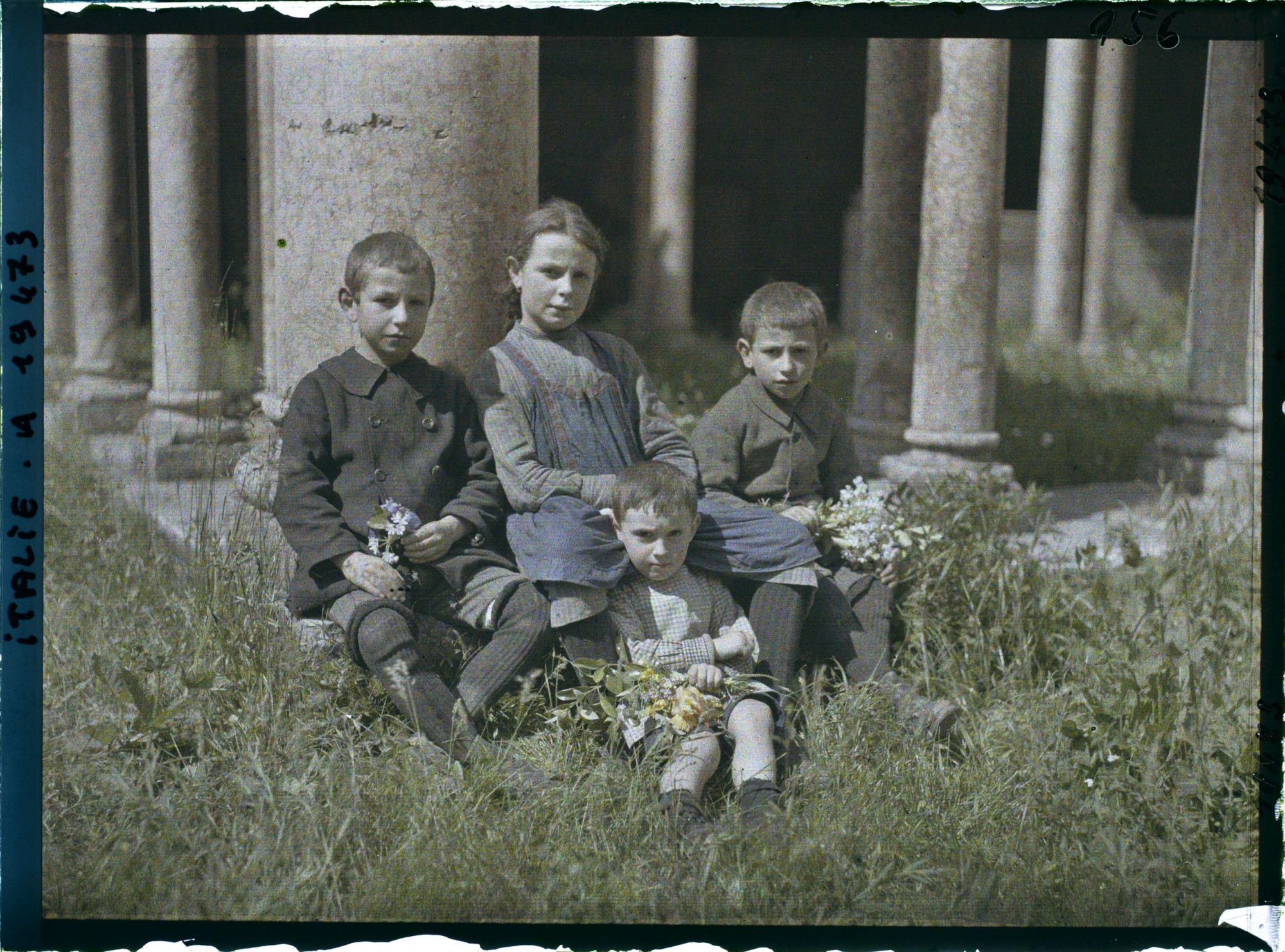 Image représentant Groupe d'enfants dans le cloître de San Zeno