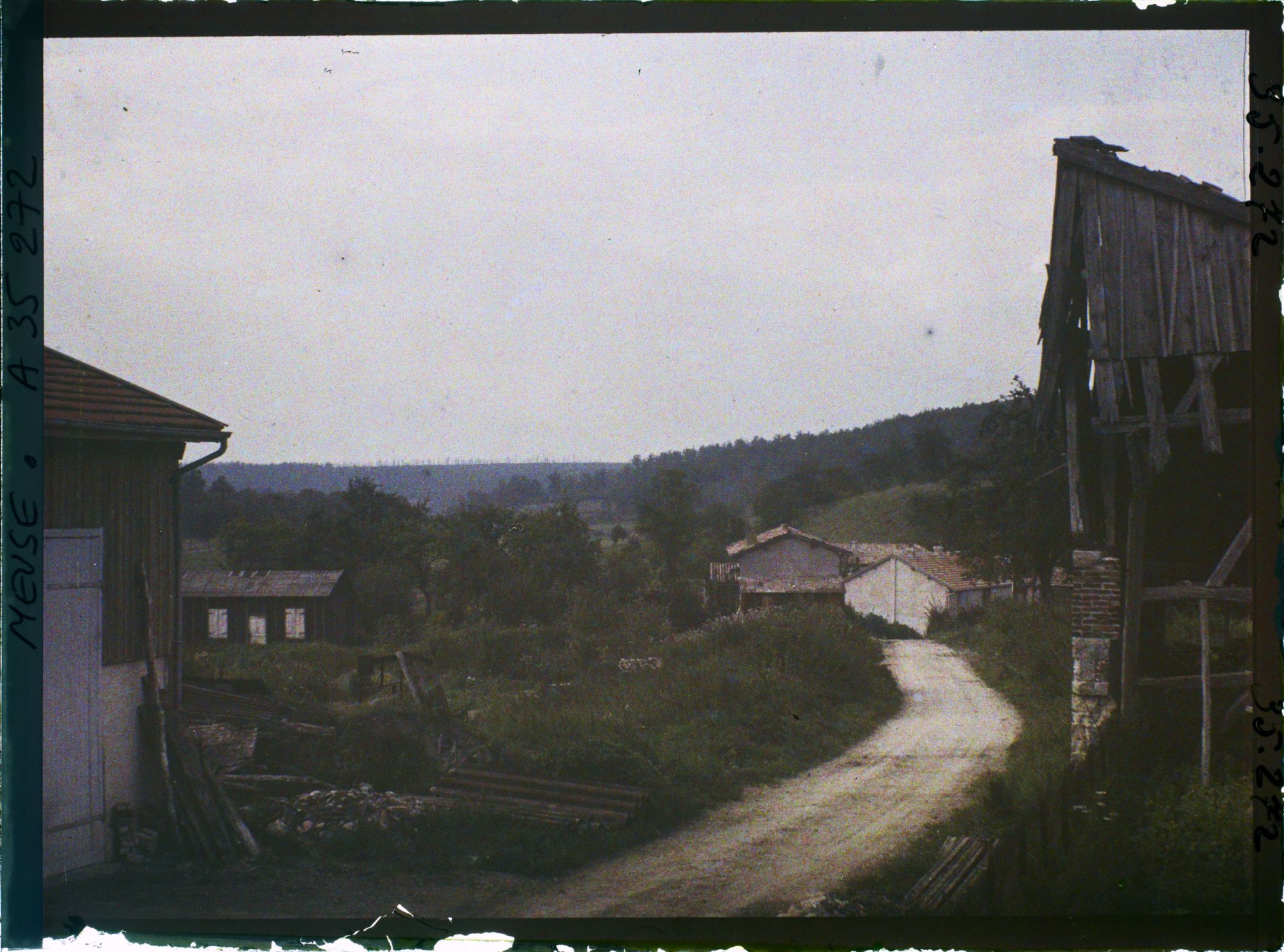Image représentant France, La Chalade, Ruines et reconstructions sur la route du Bel Orme