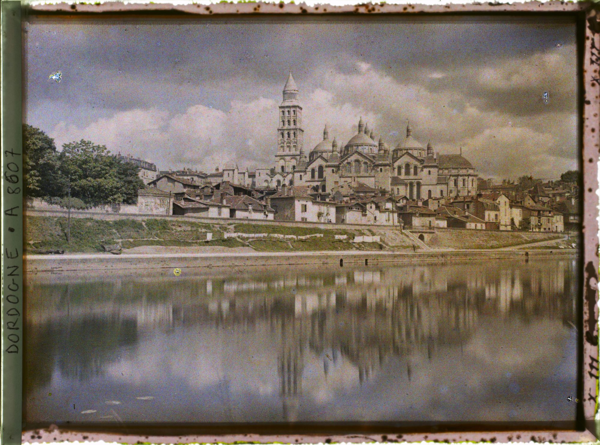 Image représentant France, Périgueux, Vue d'ensemble de Périgueux et de la cathédrale