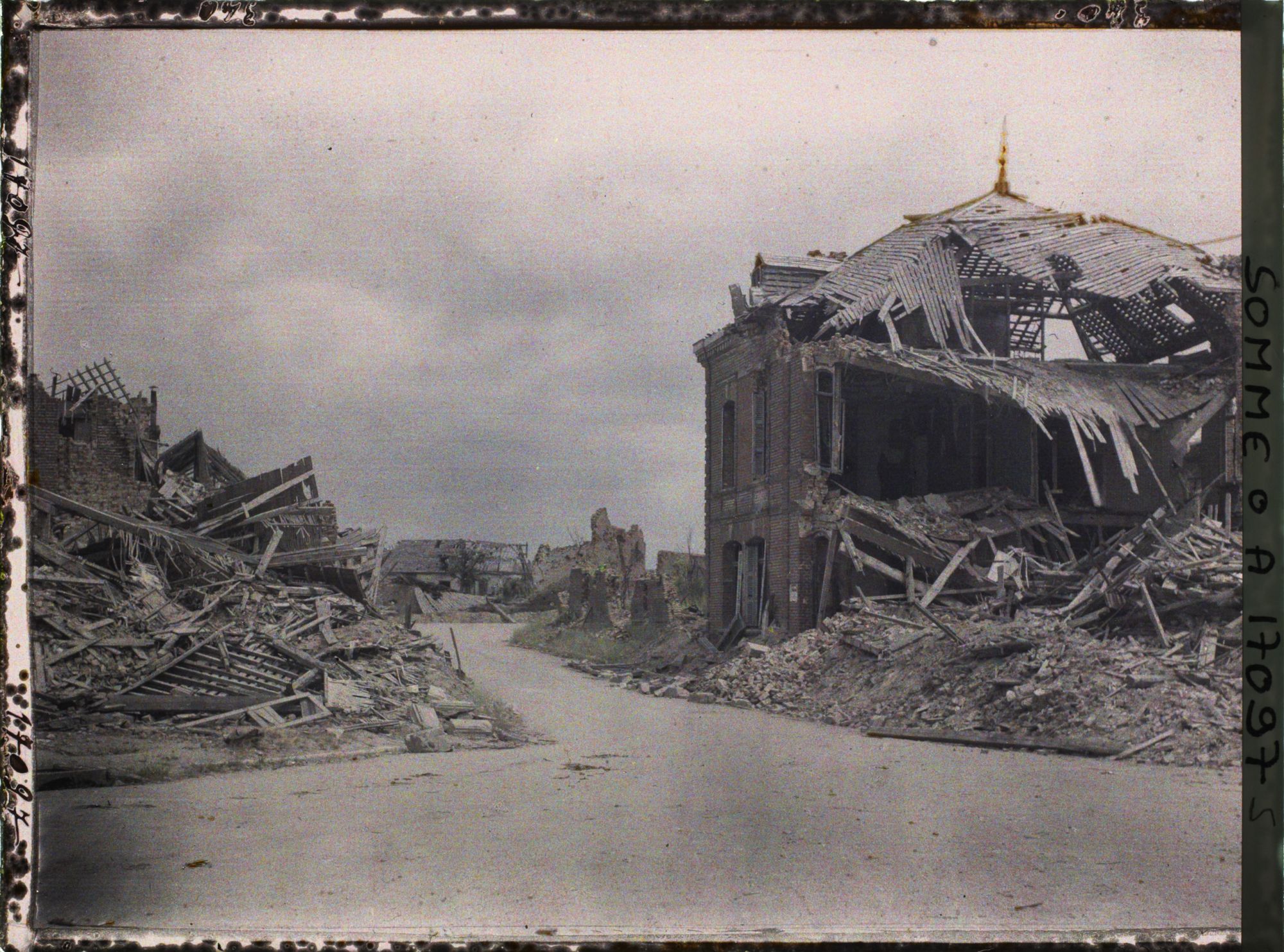 Image représentant France, Villers -Bretonneux, Rue en face de la Gare
