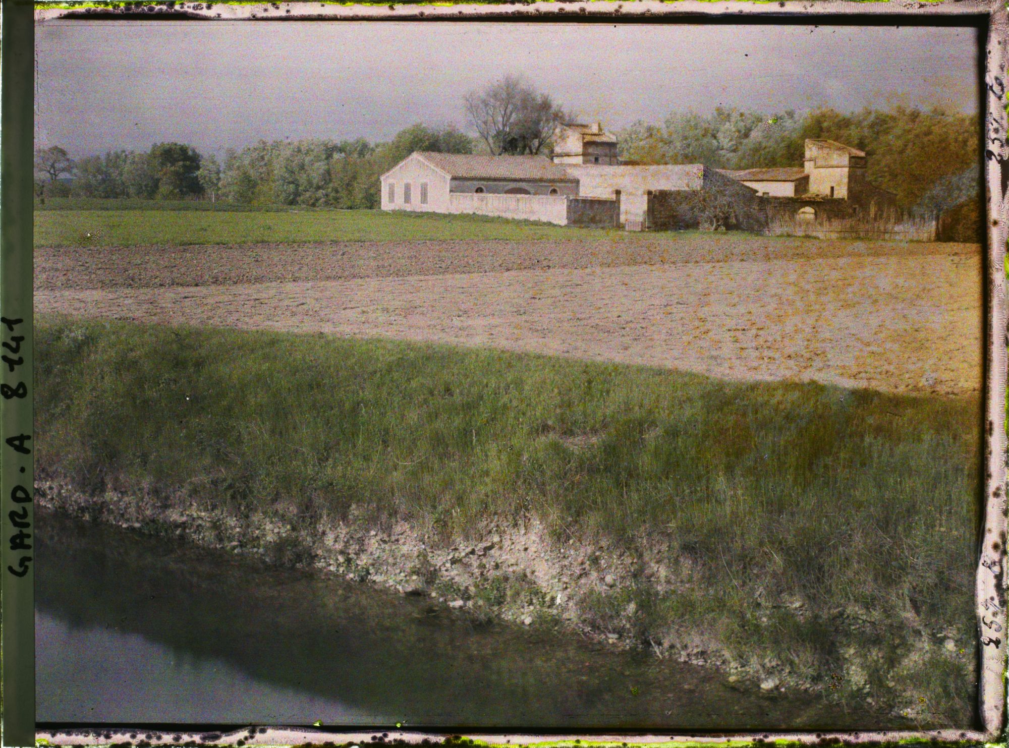 Image représentant Le canal avec la ferme dite Mas de Viquet près de Montfrin