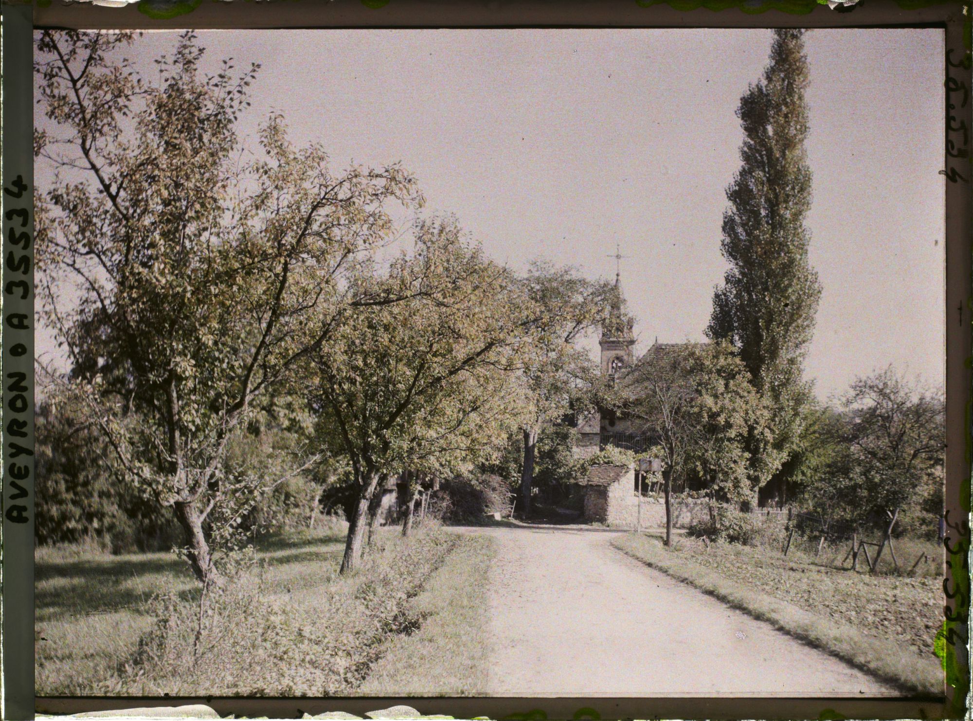 Image représentant La route de Naussac, près de Saint-Julien-d'Empare