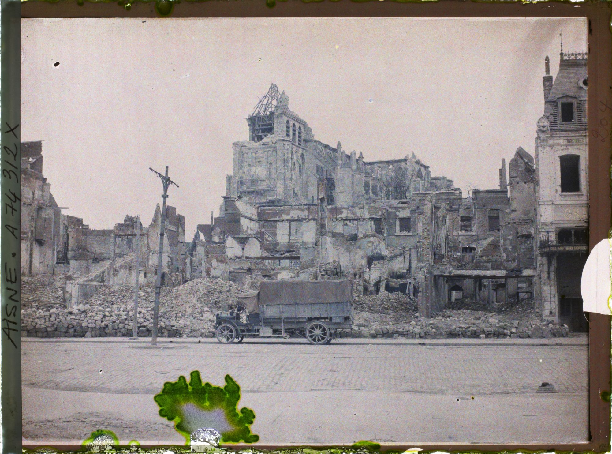 Image représentant Les ruines de la basilique de Saint-Quentin vues depuis une rue parallèle