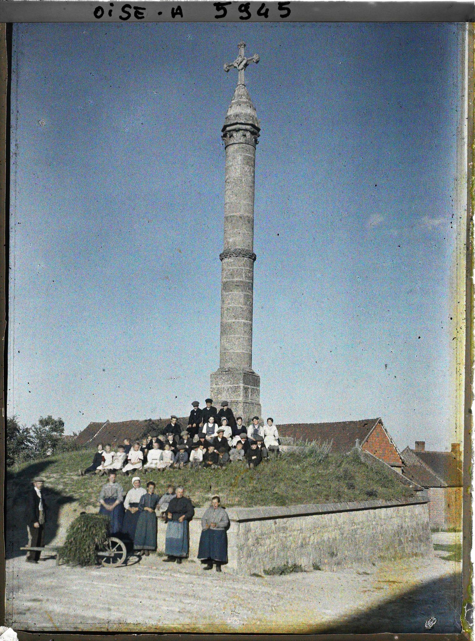 Image représentant Groupe d'habitants devant un calvaire de village