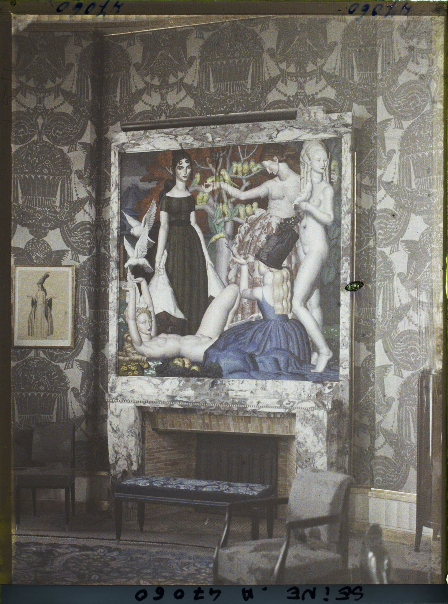 Image représentant L'Exposition des arts décoratifs, le salon rotonde du pavillon Ruhlmann, panneau décoratif de Jean Dupas, Les Perruches