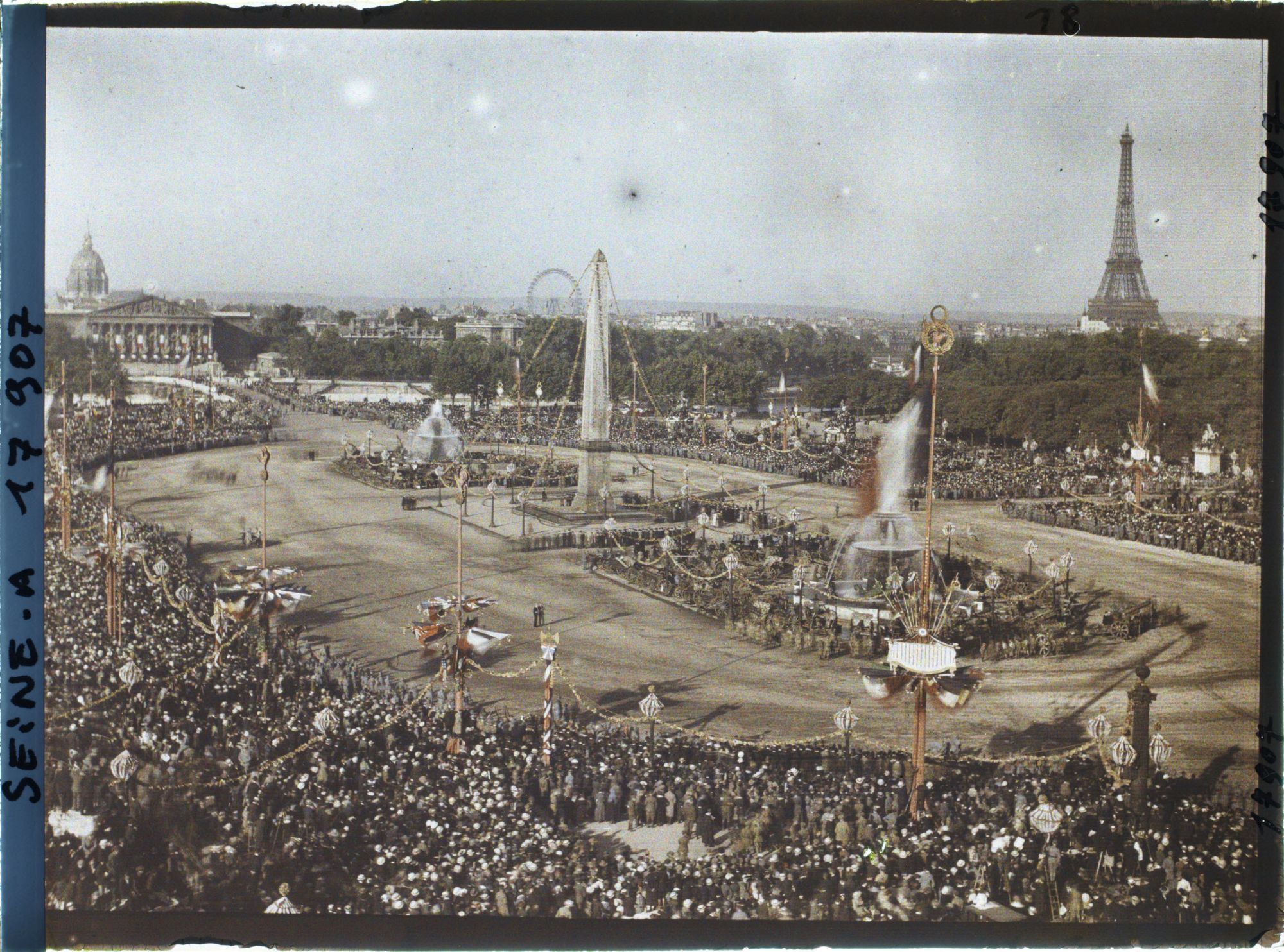 Image représentant La foule place de la Concorde pour le 14 juillet 1919, vue prise depuis le Ministère de la Marine