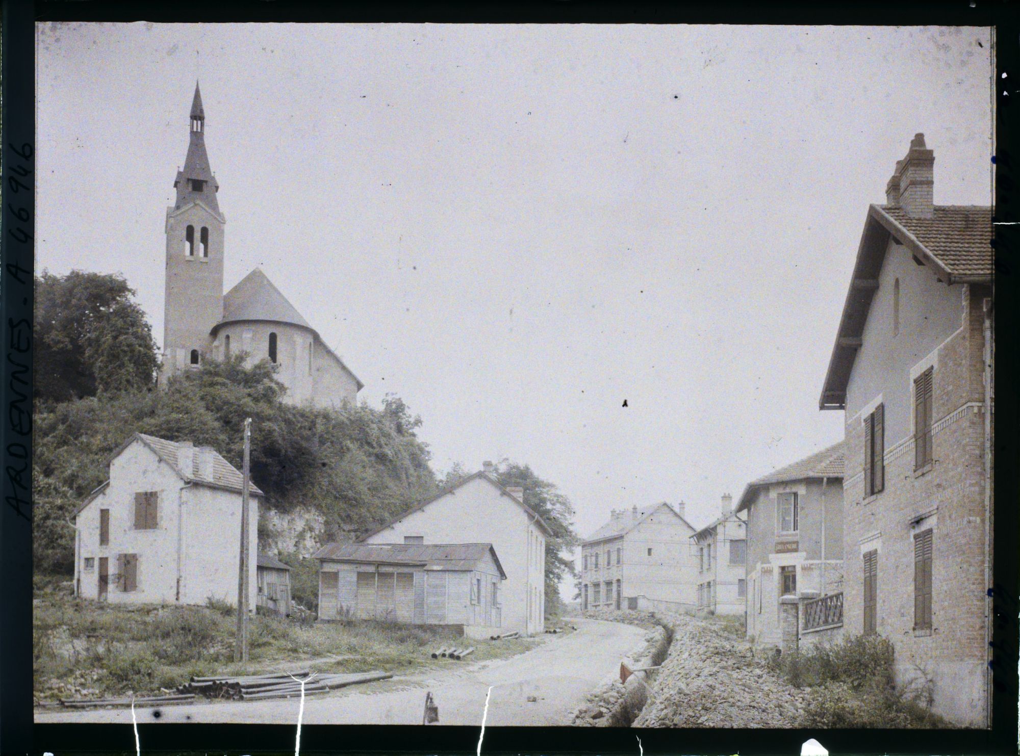 Image représentant L'église vue depuis la rue du château