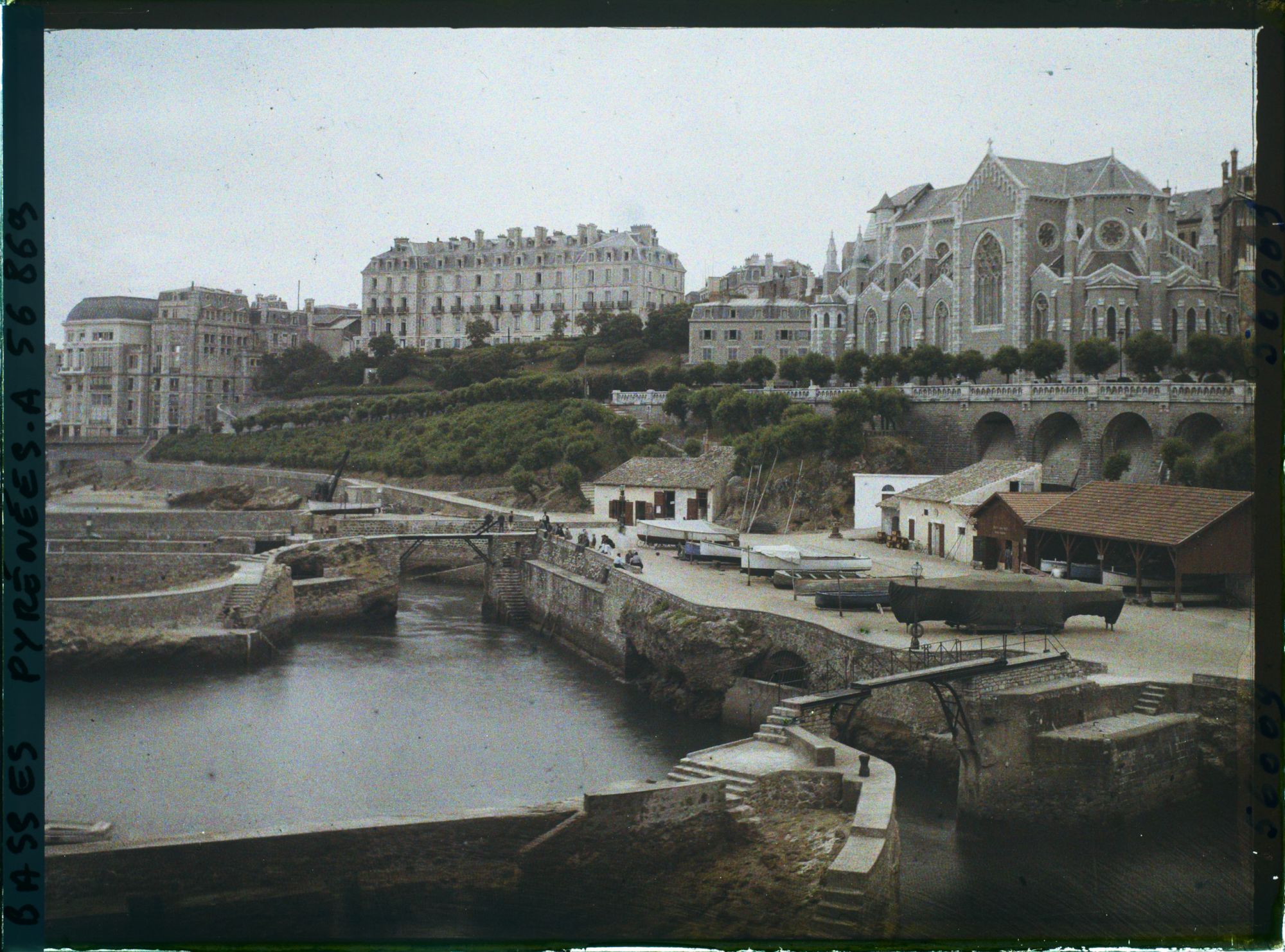 Image représentant France, Biarritz, Eglise Ste Eugénie et Port des Pêcheurs