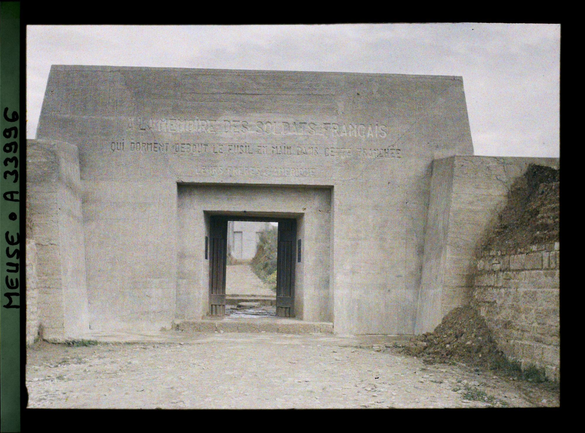 Image représentant France, Douaumont, L'entrée du Monument de la Tranchée