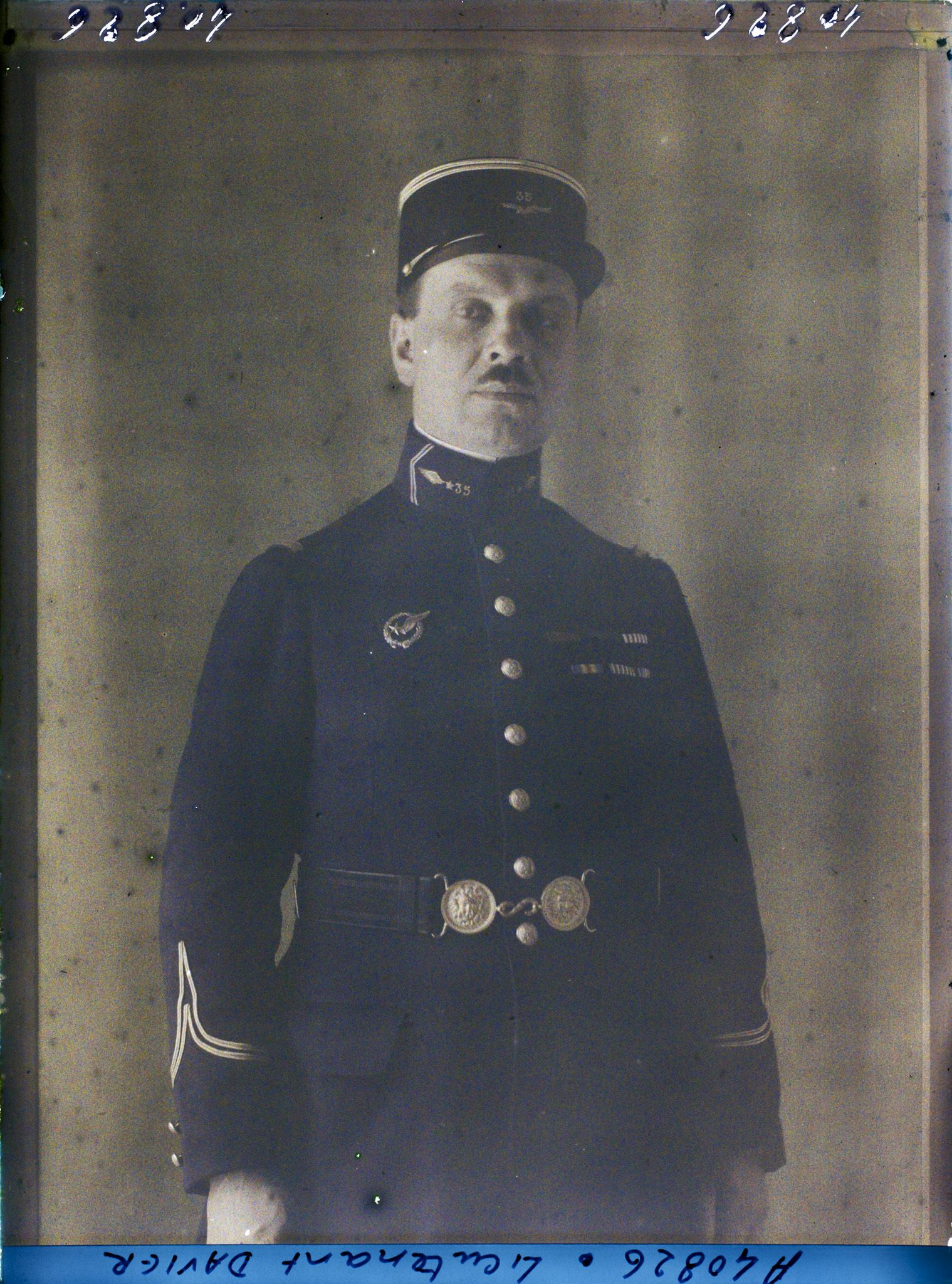 Image représentant Le  https://musee-albert-kahn.s-museum.fr/home/NWQ2OTAwYzNmYjZlZTk1ZWQwODJmMjY4L2dlbmVyaWMtbm90aWNlLXRhYi9hdXRob3JpdHkvNjE3YTc5ZjVjZjhiODk2OGIzMzM3ZDIx/5d6900c3fb6ee95ed082f268/generic-notice-tab/authority/617a79ebcf8b8968b3336b35 lieutenant Davier