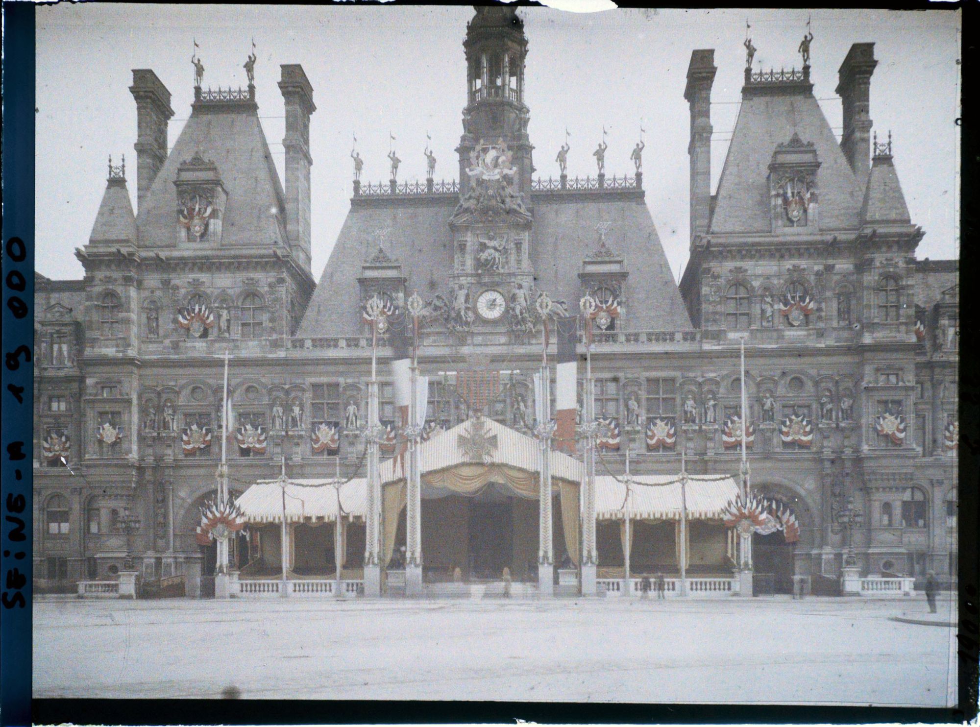 Image représentant L'Hôtel de Ville de Paris décoré de la Croix de Guerre