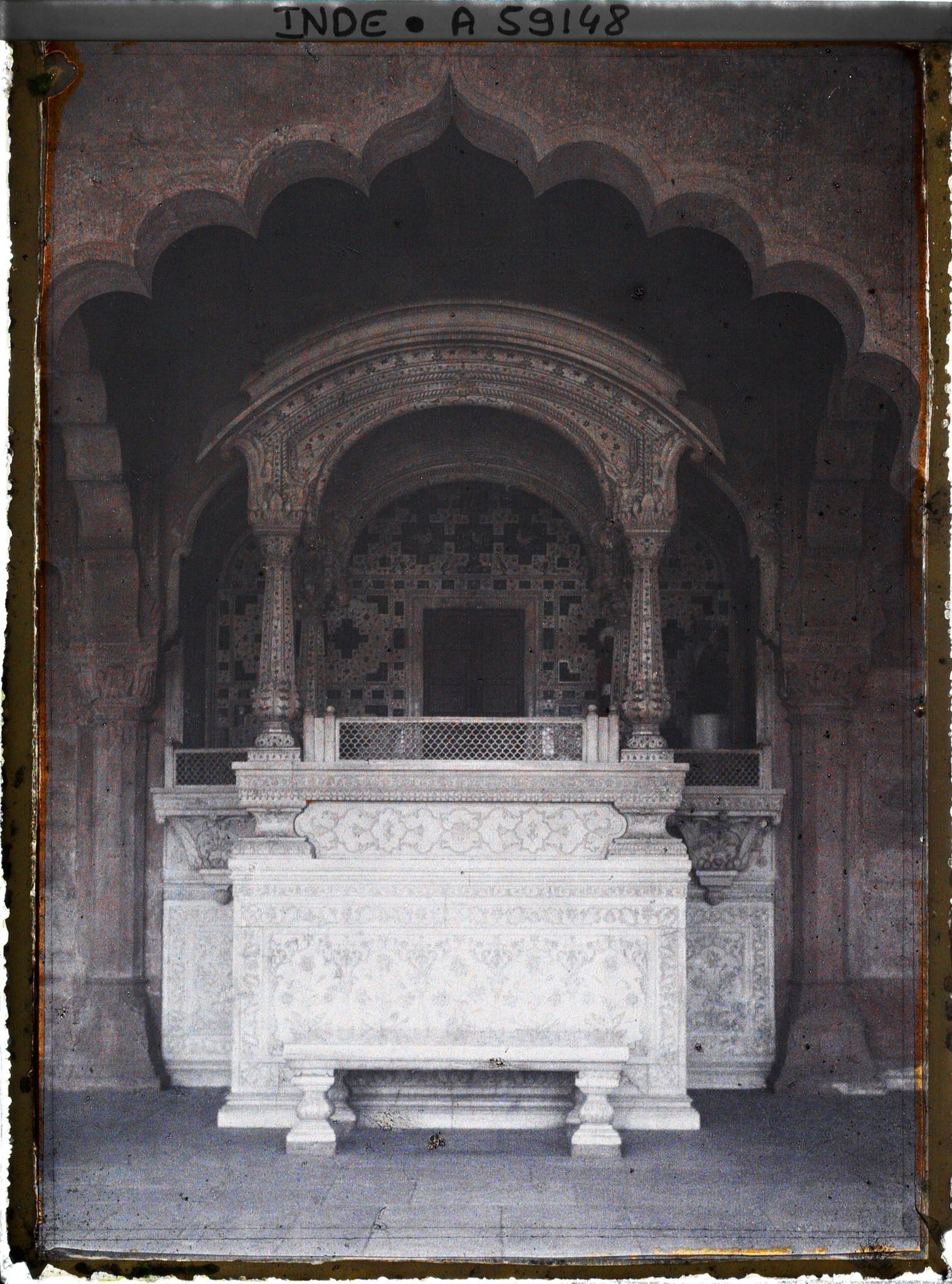 Image représentant Loge du trône impérial de la salle des audiences publiques (Diwan-i-Am) dans le fort Rouge (Lal Qila)
