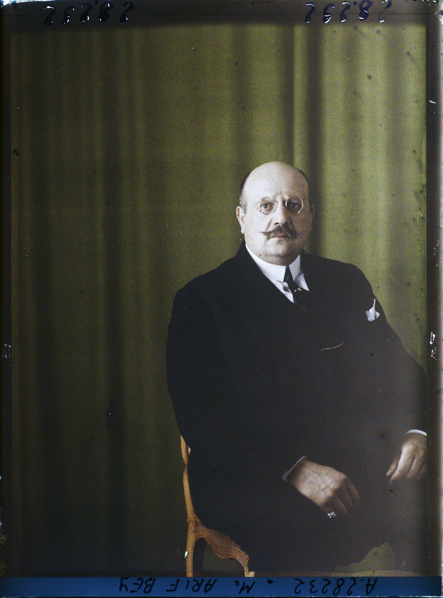 Image représentant https://musee-albert-kahn.s-museum.fr/home/NWQ2OTAwYzNmYjZlZTk1ZWQwODJmMjY4L2dlbmVyaWMtbm90aWNlLXRhYi9hdXRob3JpdHkvNjE3YTc5ZjVjZjhiODk2OGIzMzM3ZDIx/5d6900c3fb6ee95ed082f268/generic-notice-tab/authority/617a79ebcf8b8968b3336747 Monsieur Arif Bey