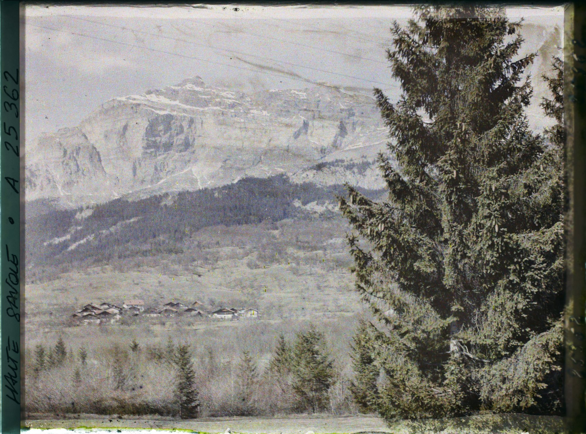 Image représentant France Les Alpes, Vallée de Chamonix ; La Chaîne des Fiz et le Village du Vieux Servoz