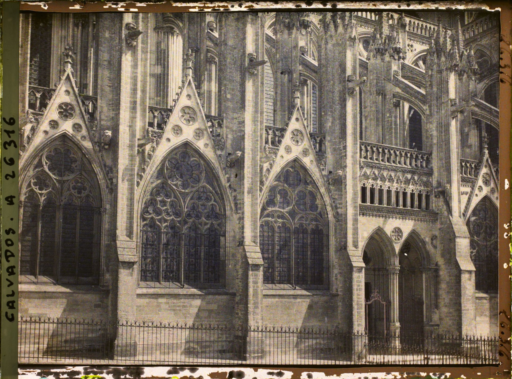 Image représentant La cathédrale Notre-Dame de Bayeux vue côté Sud