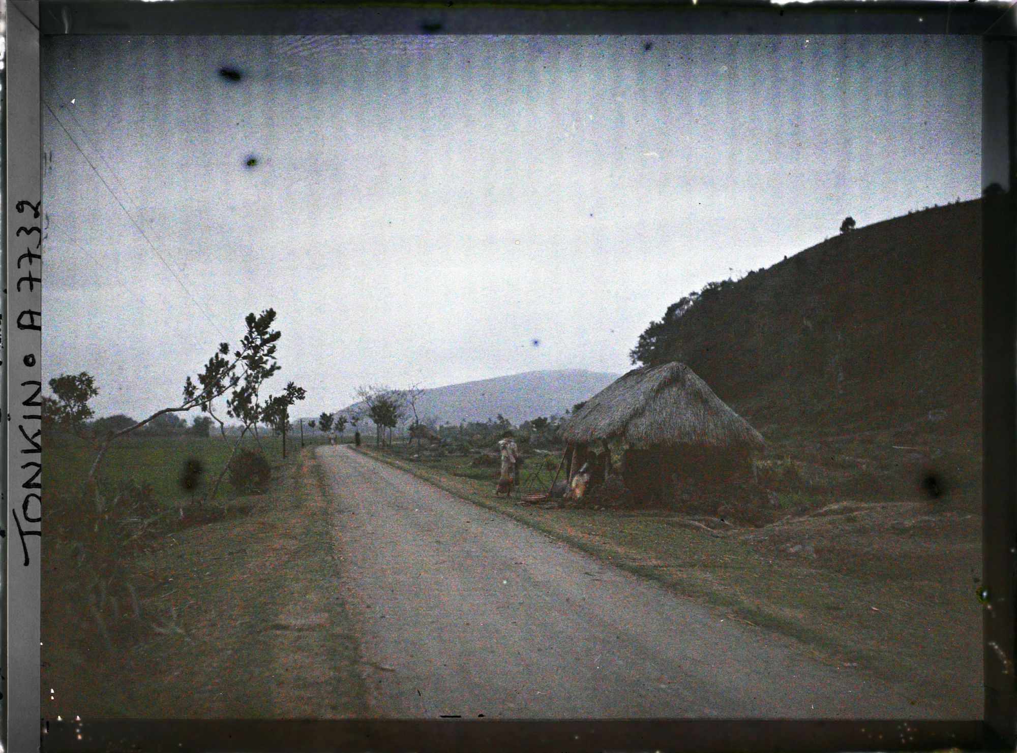 Image représentant La route entre Hai-phong et Kiên-an, à la tombée de la nuit