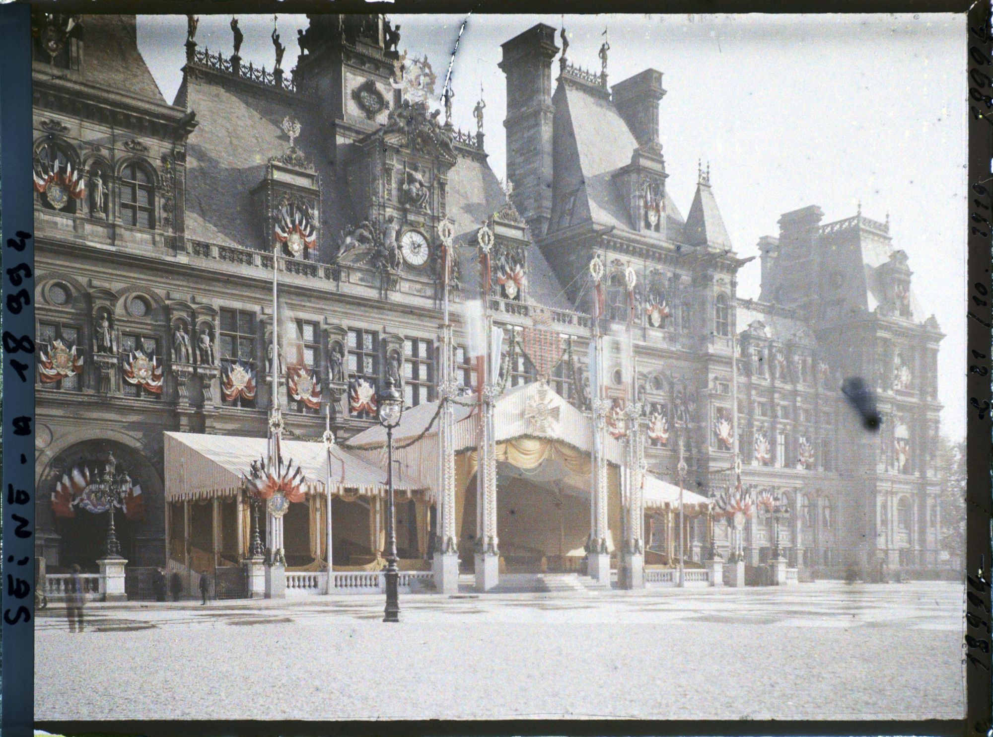 Image représentant L'Hôtel de Ville de Paris décoré de la Croix de Guerre