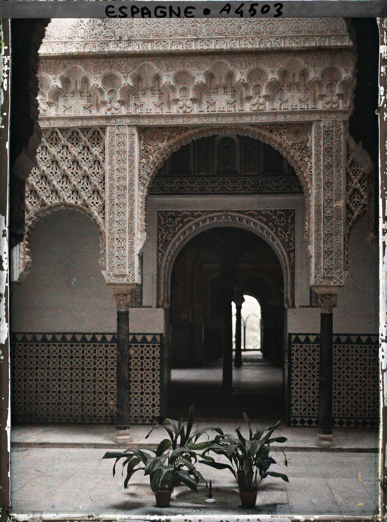 Image représentant Alcazar : le patio de las Munecas ("des Poupées") et une enfilade de portes vers le salon de Embajadores ("des Ambassadeurs")