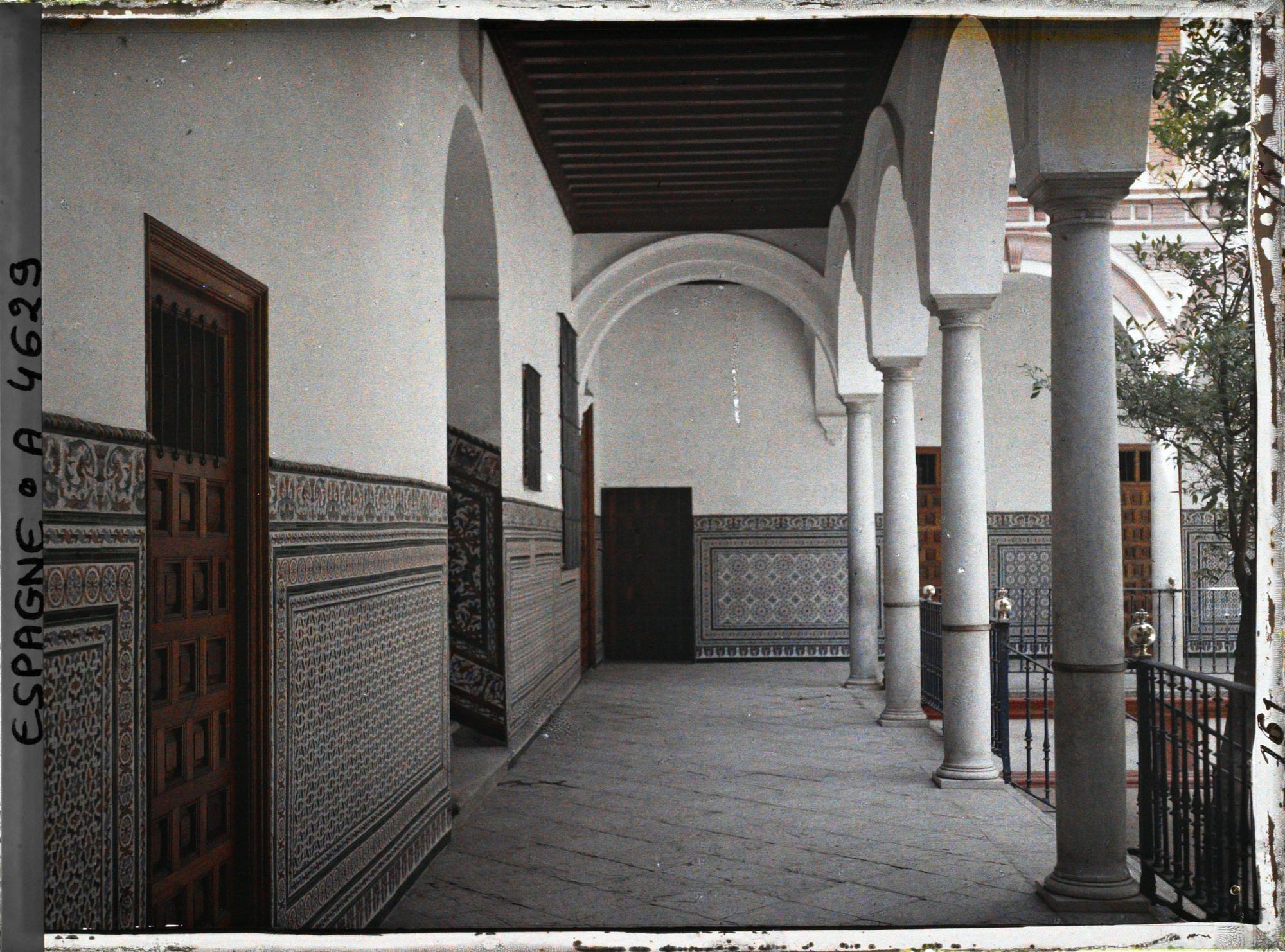 Image représentant Espagne, Séville, Patio de l'hospice de los Veneralle Sacerdotes (Ancne Mon Juive, résidence d'un descendt de Christophe Colomb)